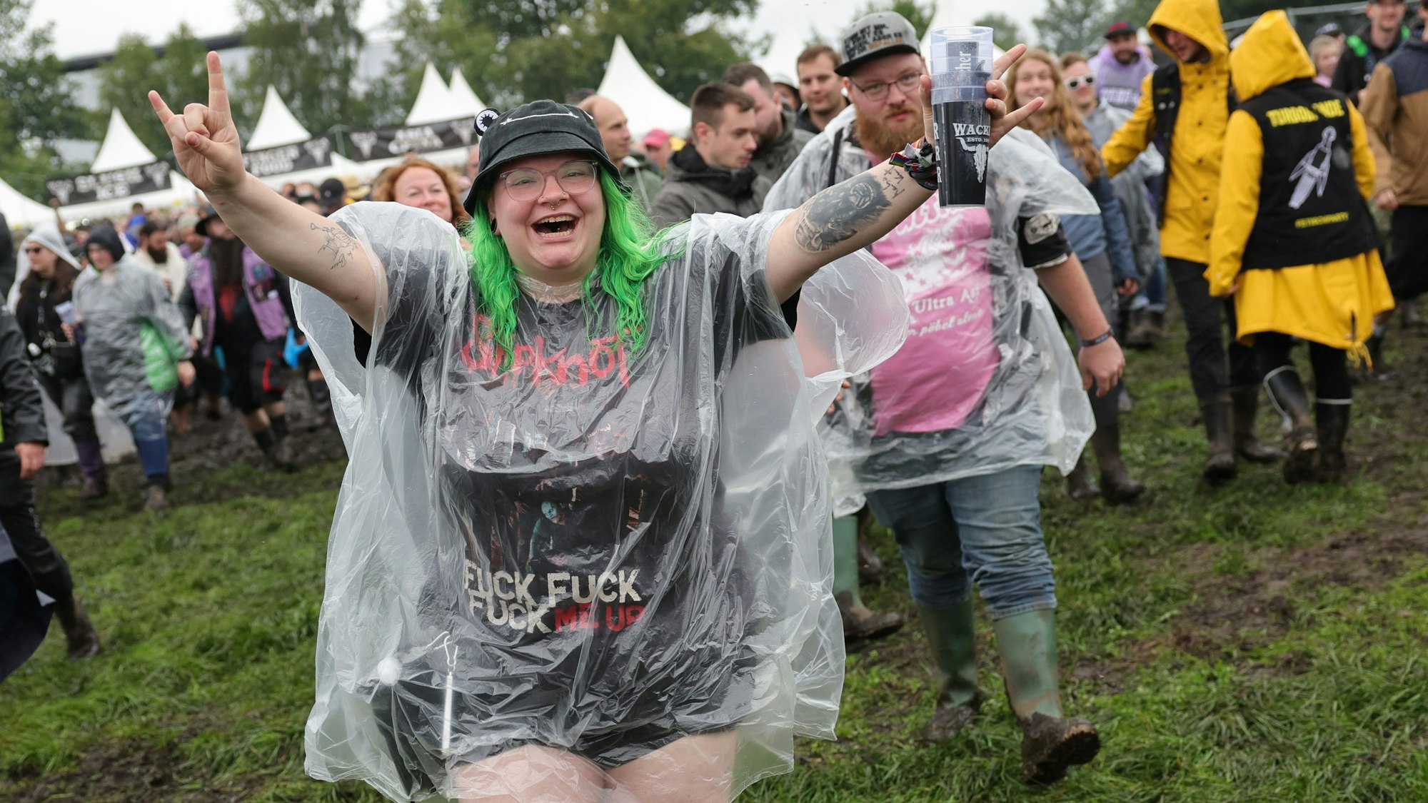 Metal-Fans laufen nach der Öffnung des sogenannten «Infield» vor die beiden Hauptbühnen auf dem Festivalgelände.