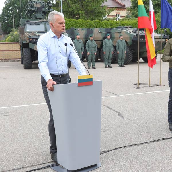 03.08.2023, Polen, Suwalki: Mateusz Morawiecki (r), Ministerpräsident von Polen, und Gitanas Nauseda, Präsident von Litauen, während einer Pressekonferenz nach ihrem Treffen in Suwalk. Morawiecki traf sich mit Nauseda, um die Zusammenarbeit angesichts der Drohungen im Zusammenhang mit der Präsenz der mit Russland verbundenen Wagner-Söldnergruppe in Belarus zu erörtern. Foto: Artur Reszko/PAP/dpa +++ dpa-Bildfunk +++
