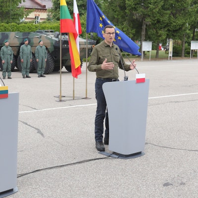 03.08.2023, Polen, Suwalki: Mateusz Morawiecki (r), Ministerpräsident von Polen, und Gitanas Nauseda, Präsident von Litauen, während einer Pressekonferenz nach ihrem Treffen in Suwalk. Morawiecki traf sich mit Nauseda, um die Zusammenarbeit angesichts der Drohungen im Zusammenhang mit der Präsenz der mit Russland verbundenen Wagner-Söldnergruppe in Belarus zu erörtern. Foto: Artur Reszko/PAP/dpa +++ dpa-Bildfunk +++