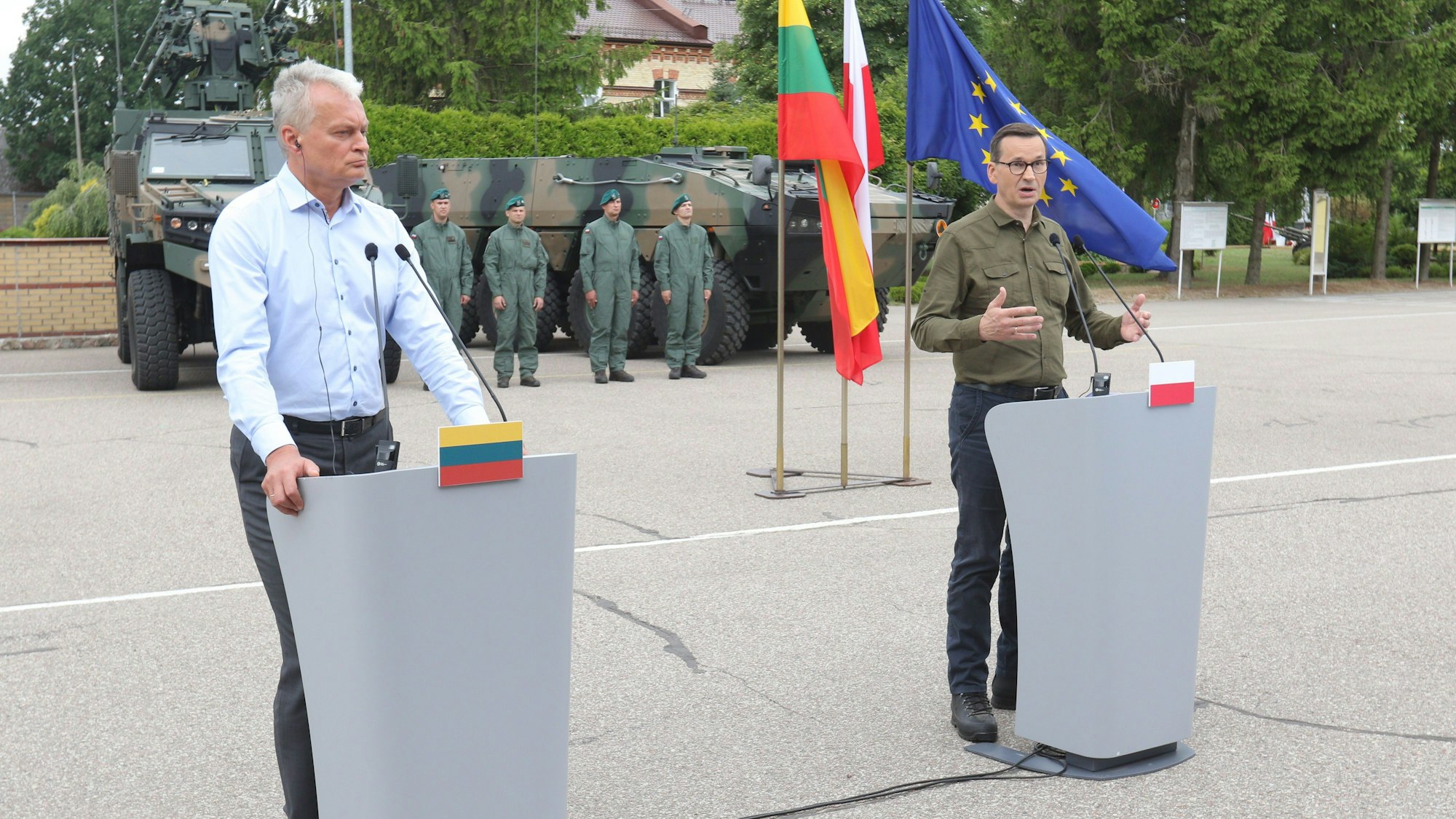 03.08.2023, Polen, Suwalki: Mateusz Morawiecki (r), Ministerpräsident von Polen, und Gitanas Nauseda, Präsident von Litauen, während einer Pressekonferenz nach ihrem Treffen in Suwalk. Morawiecki traf sich mit Nauseda, um die Zusammenarbeit angesichts der Drohungen im Zusammenhang mit der Präsenz der mit Russland verbundenen Wagner-Söldnergruppe in Belarus zu erörtern. Foto: Artur Reszko/PAP/dpa +++ dpa-Bildfunk +++
