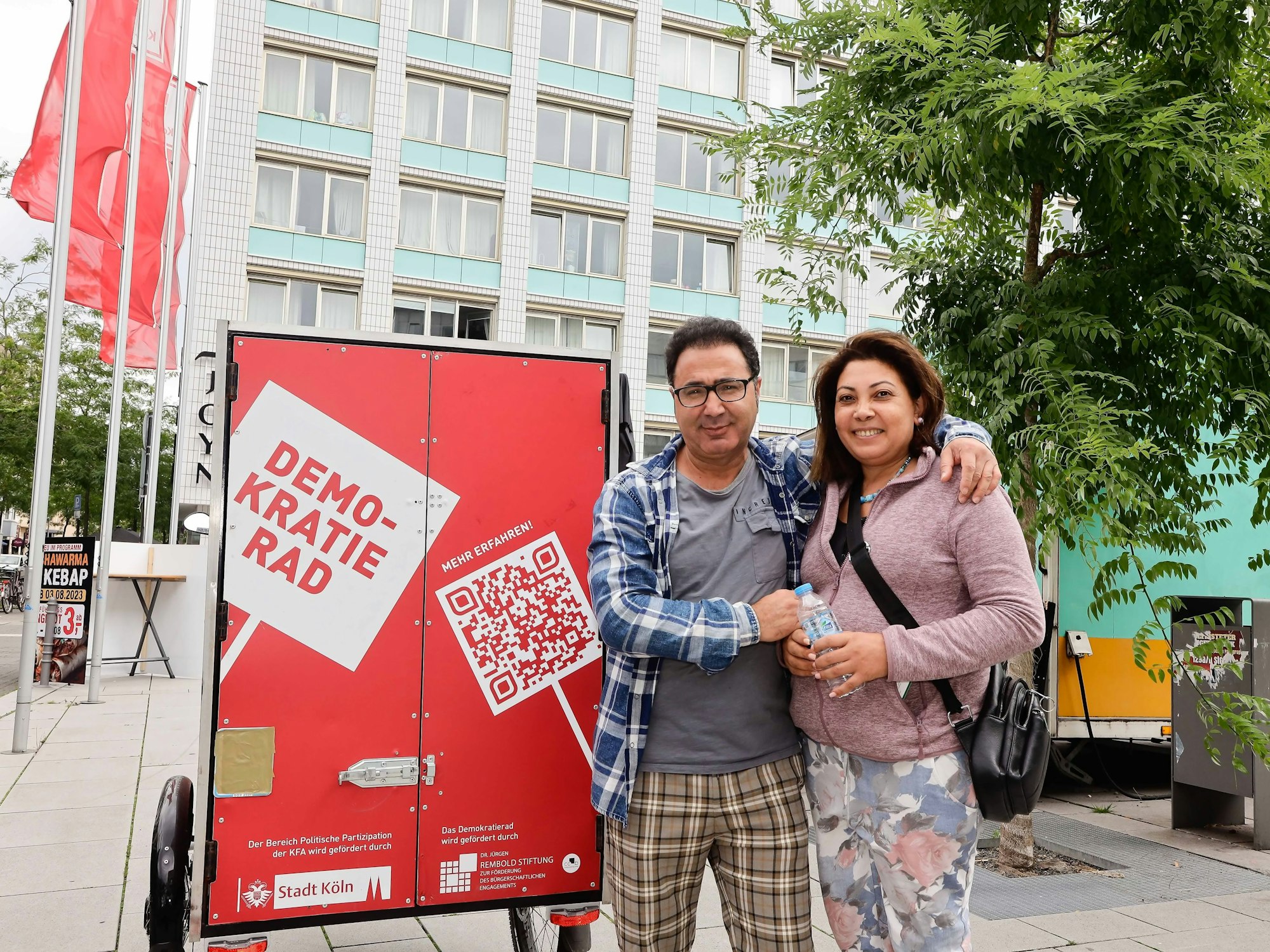 Solmaz und Ecevet Özdemir stehen am Demokratie-Rad der Stadt Köln zum Thema Sauberkeit am Barthonia Forum in Ehrenfeld.