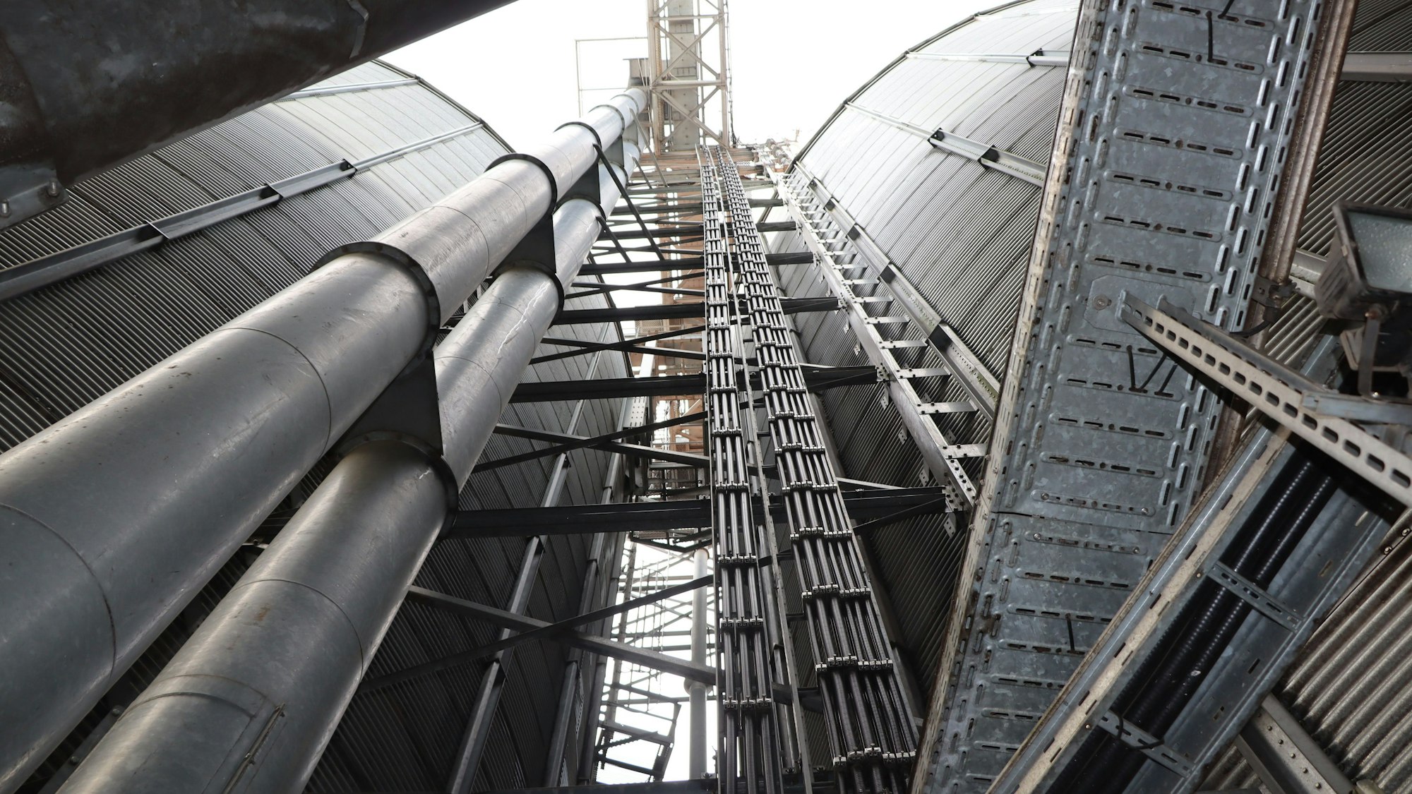 Auf dem Foto sind Getreidesilos von außen zu sehen.