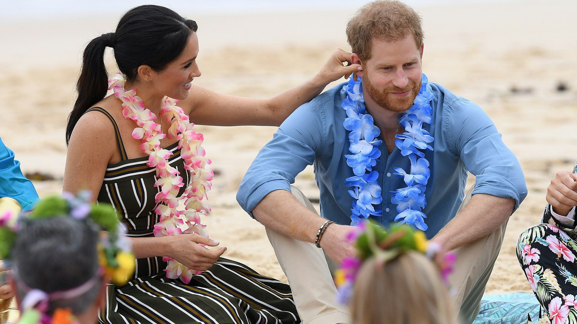 Prinz Harry und seine Frau Meghan nehmen am Strand von Bondi mit der Surf-Gruppe OneWave, die sich für einen bewussteren Umgang mit psychischen Krankheiten einsetzt, an einer sogenannten Fluro Friday-Session teil.