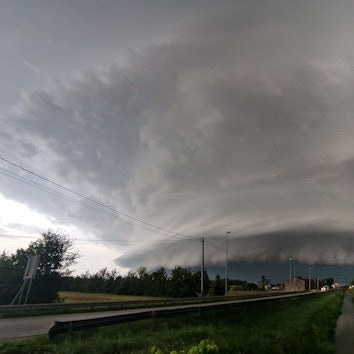 Eine Gewitter-Superzelle zieht beeindruckend über den Ortsteil Mestre von Venedig hinweg. Die Wolken legen sich dunkel über den Ort, eine Wolkensäule ragt in den Himmel. (Archivbild)
