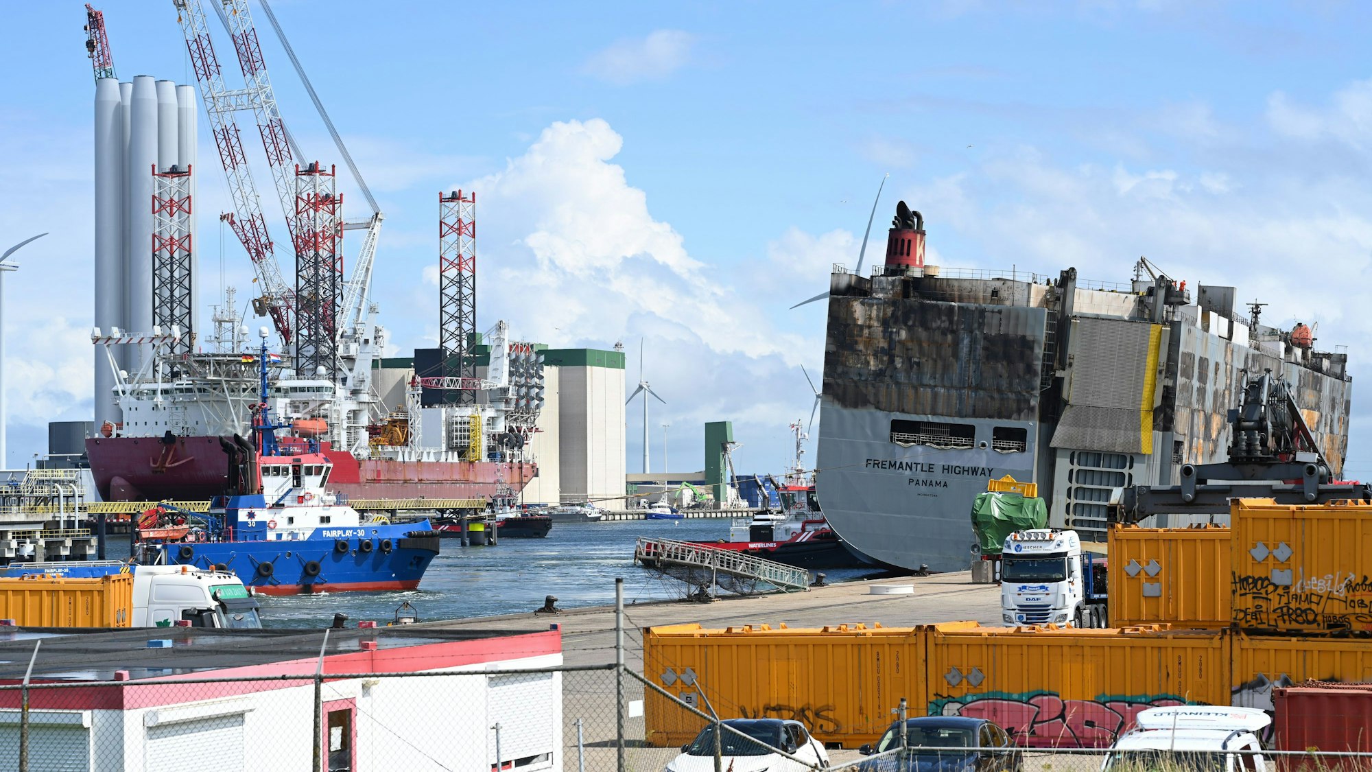 Gut eine Woche nach Ausbruch des Feuers war das etwa 200 Meter lange Schiff über Stunden zu dem Nordsee-Hafen an der Emsmündung geschleppt worden.