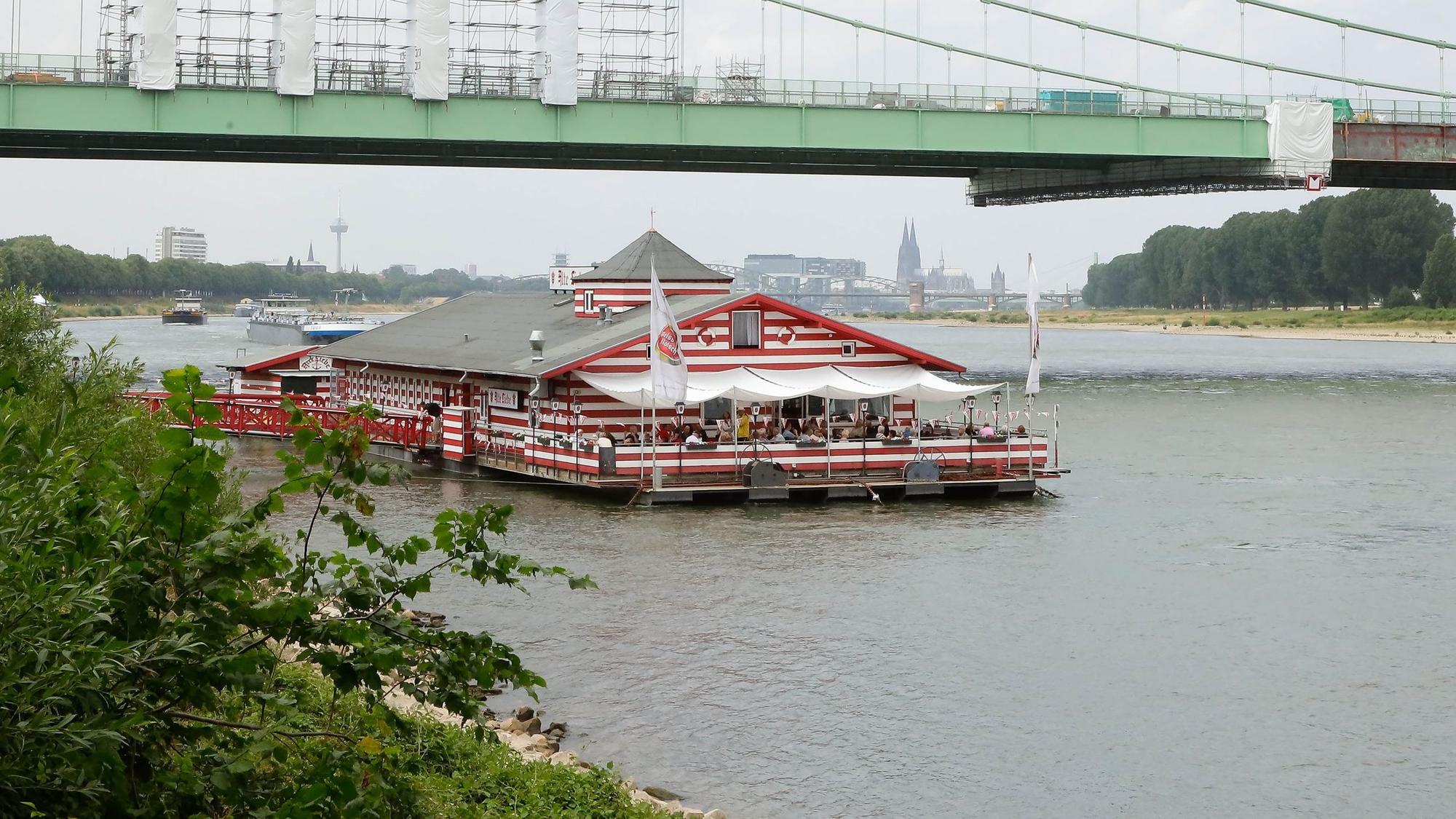 Das Bootshaus Alte Liebe an der Rodenkirchener Brücke.