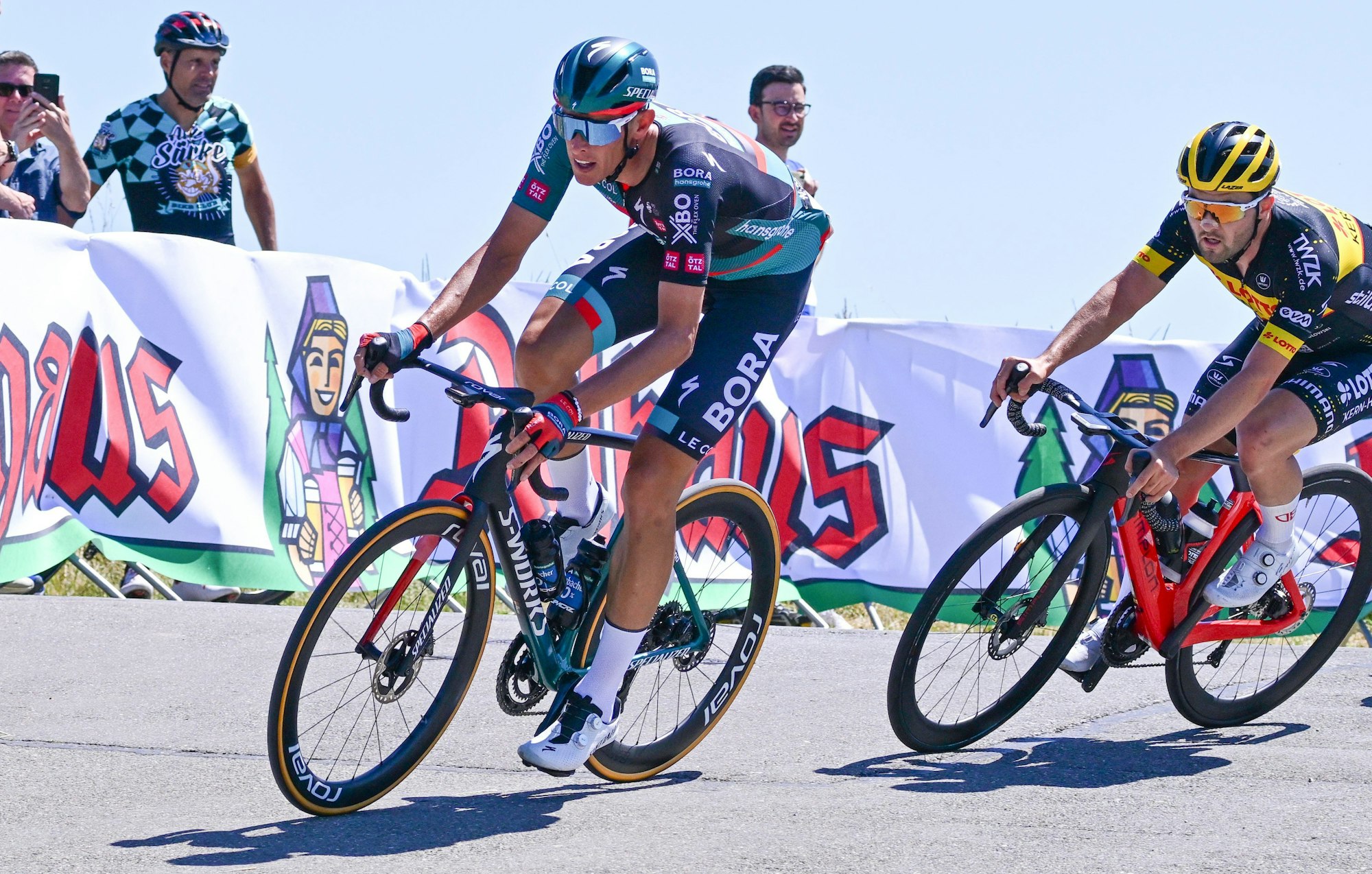 Nils Politt (l.) fährt für sein damaliges Team Bora-Hansgrohe bei der Deutschen Rad-Meisterschaft in Bad Dürrheim.