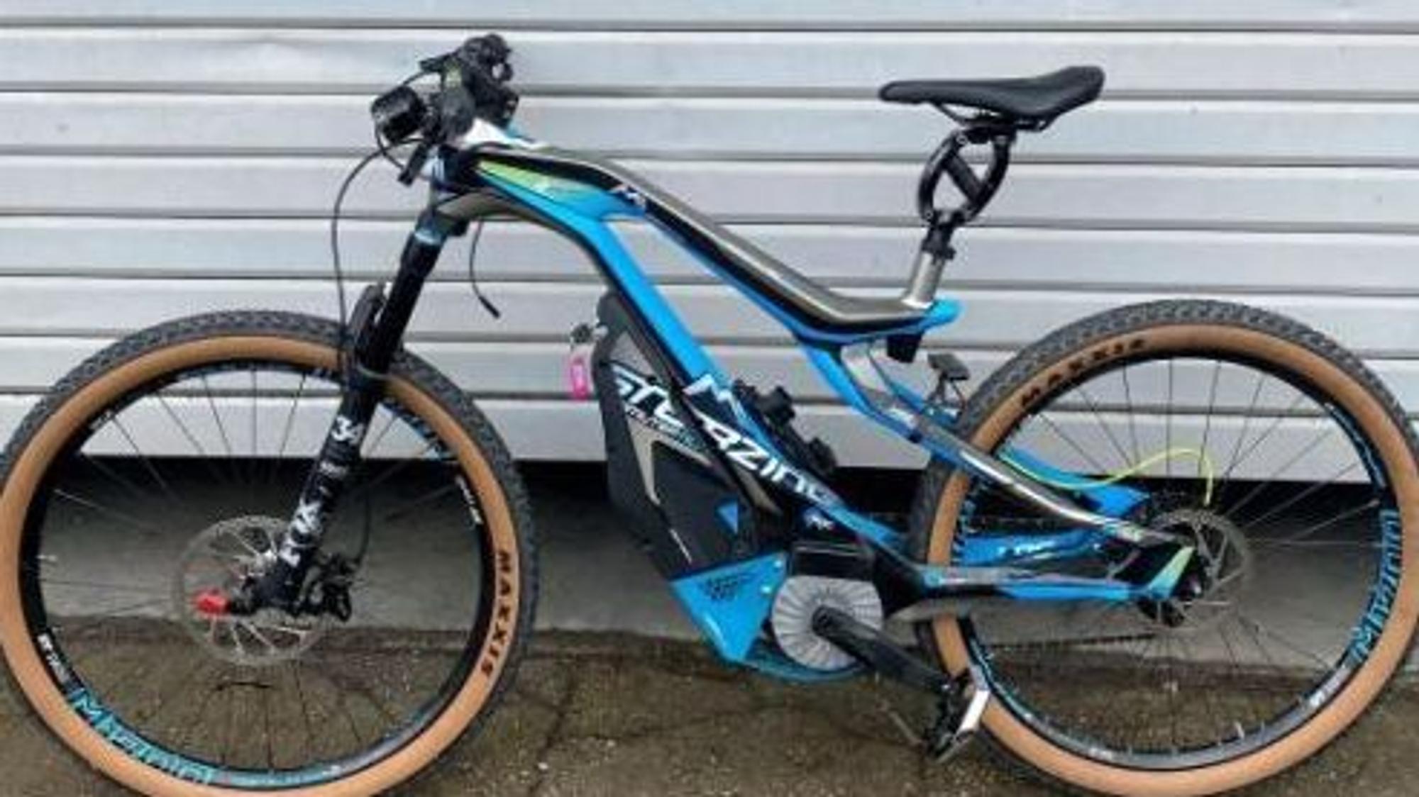 Ein als gestohlen gemeldetes blaues Fahrrad.