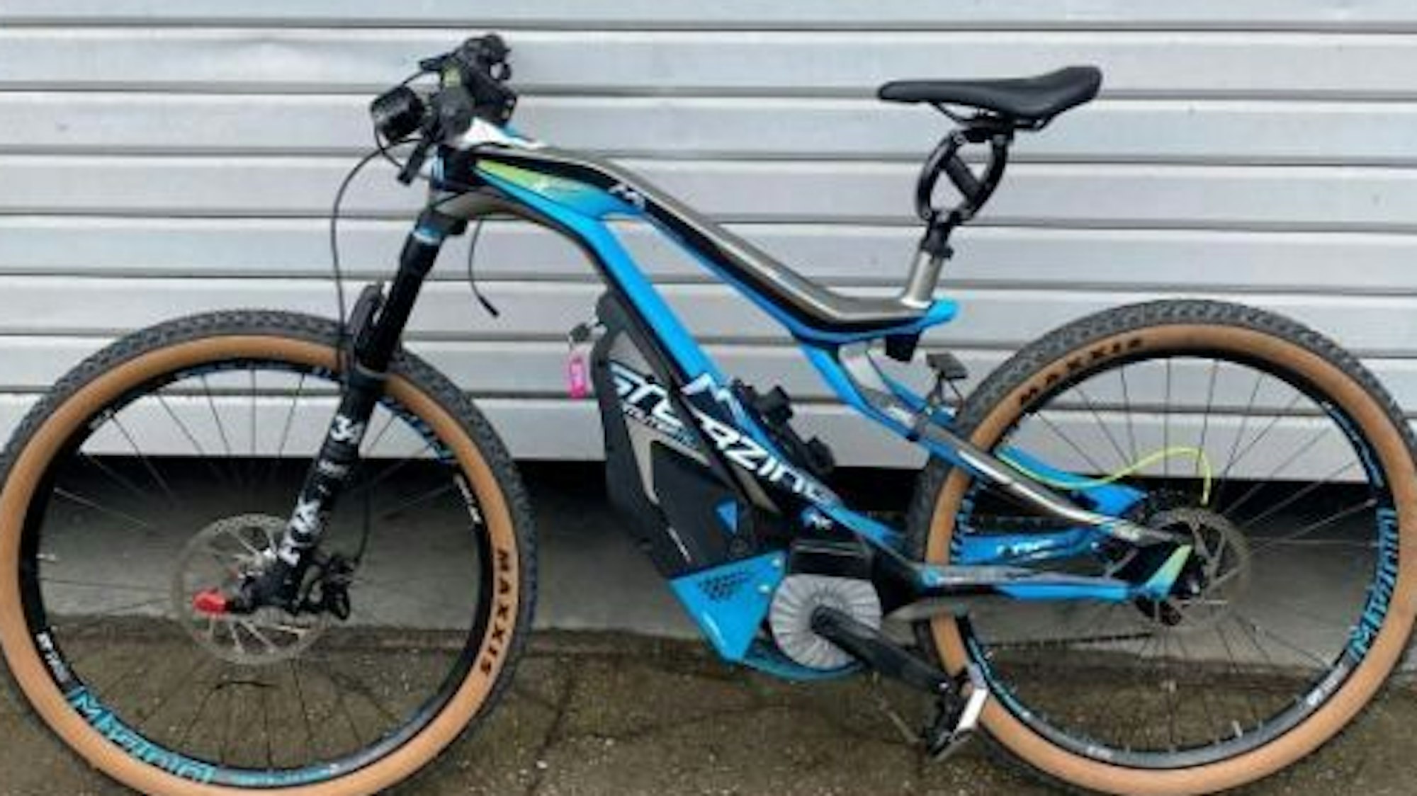 Ein als gestohlen gemeldetes blaues Fahrrad.