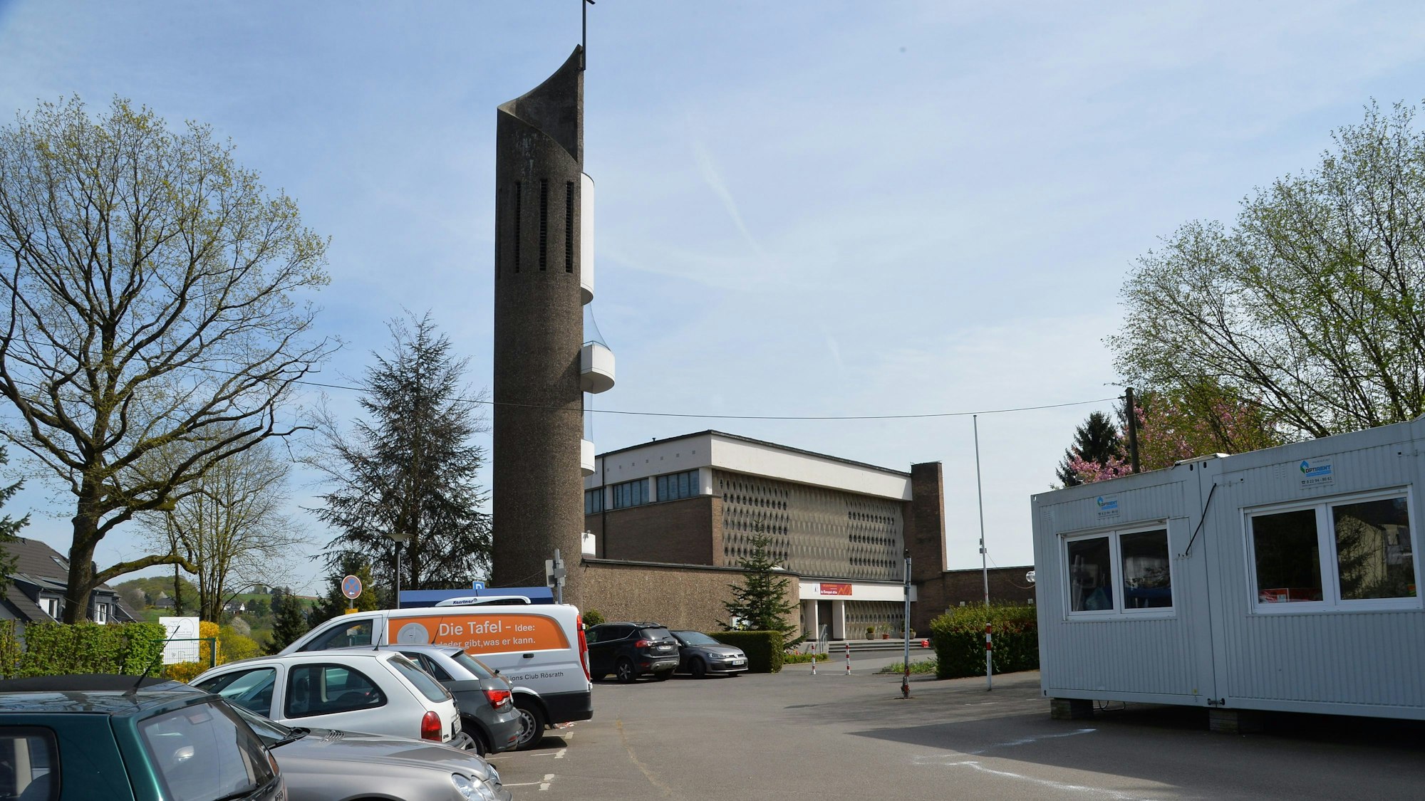 Vor der Versöhnungskirche Rösrath stehen Autos.