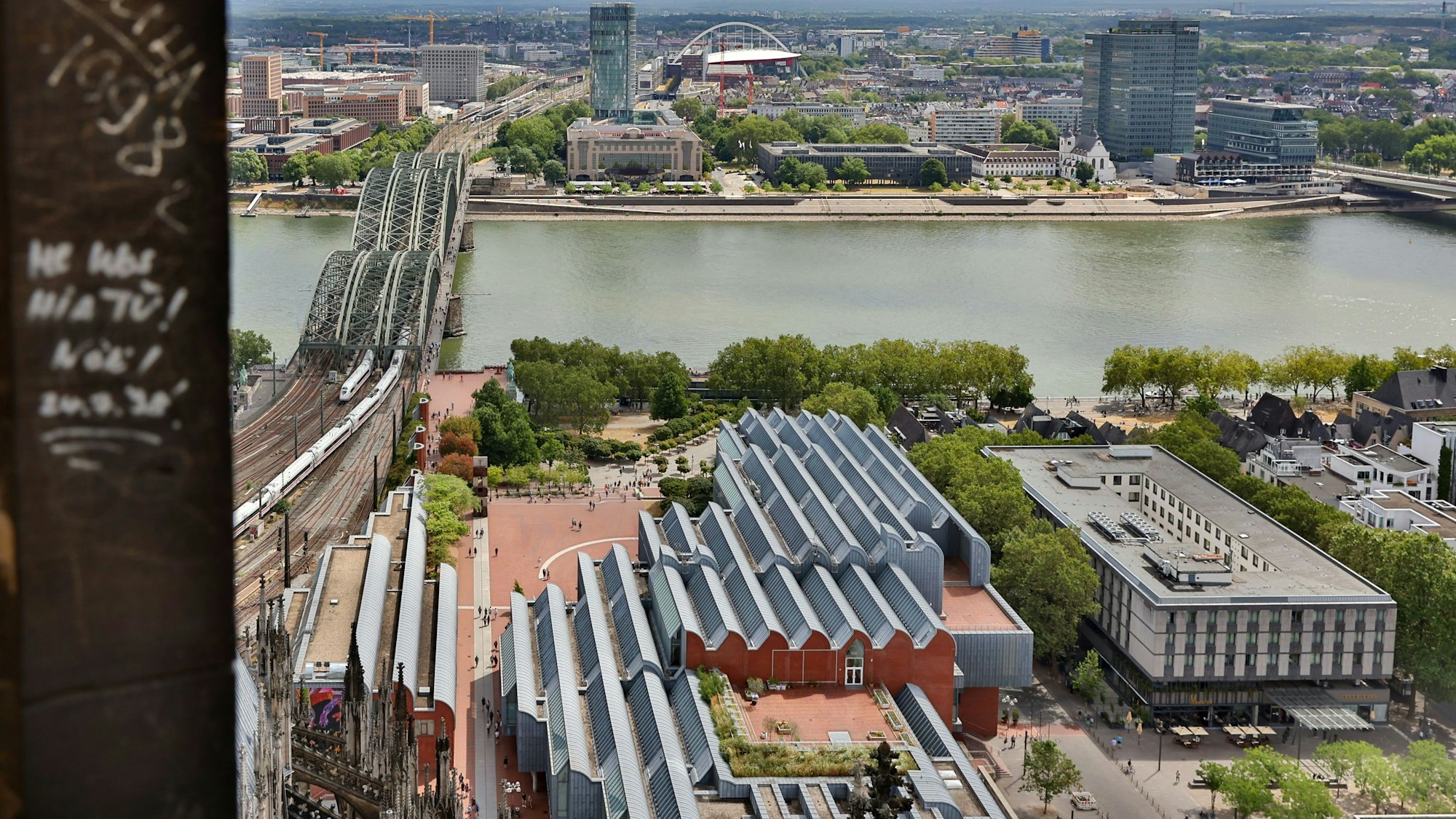 Museum Ludwig und Philharmonie vom Dom aus fotografiert.