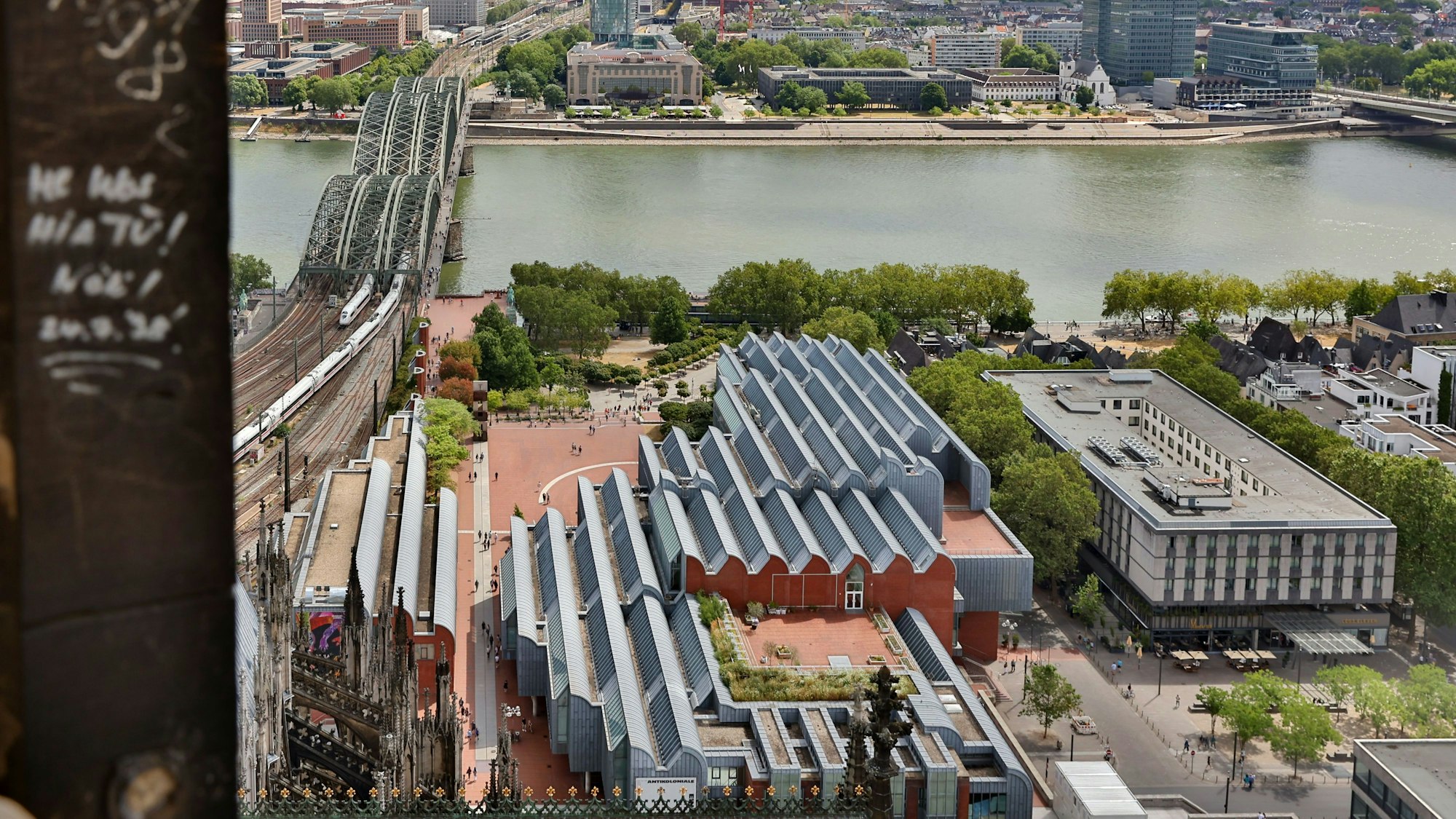 Das Bild zeigt Museum Ludwig und Philharmonie vom Dom aus fotografiert.