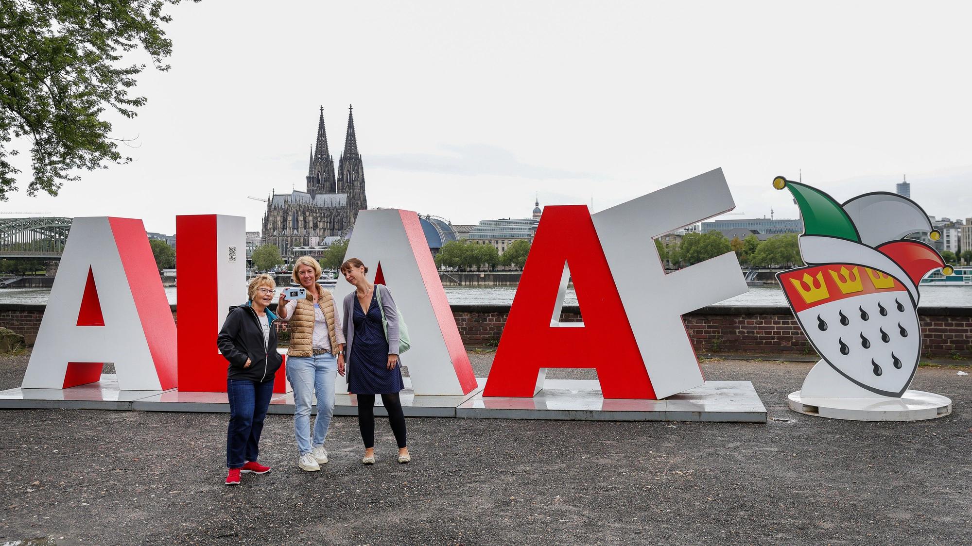 Der vom Festkomitee Kölner Karneval geschaffene Alaaf-Schriftzug steht zurzeit am Kennedy-Ufer vor dem Messeturm.