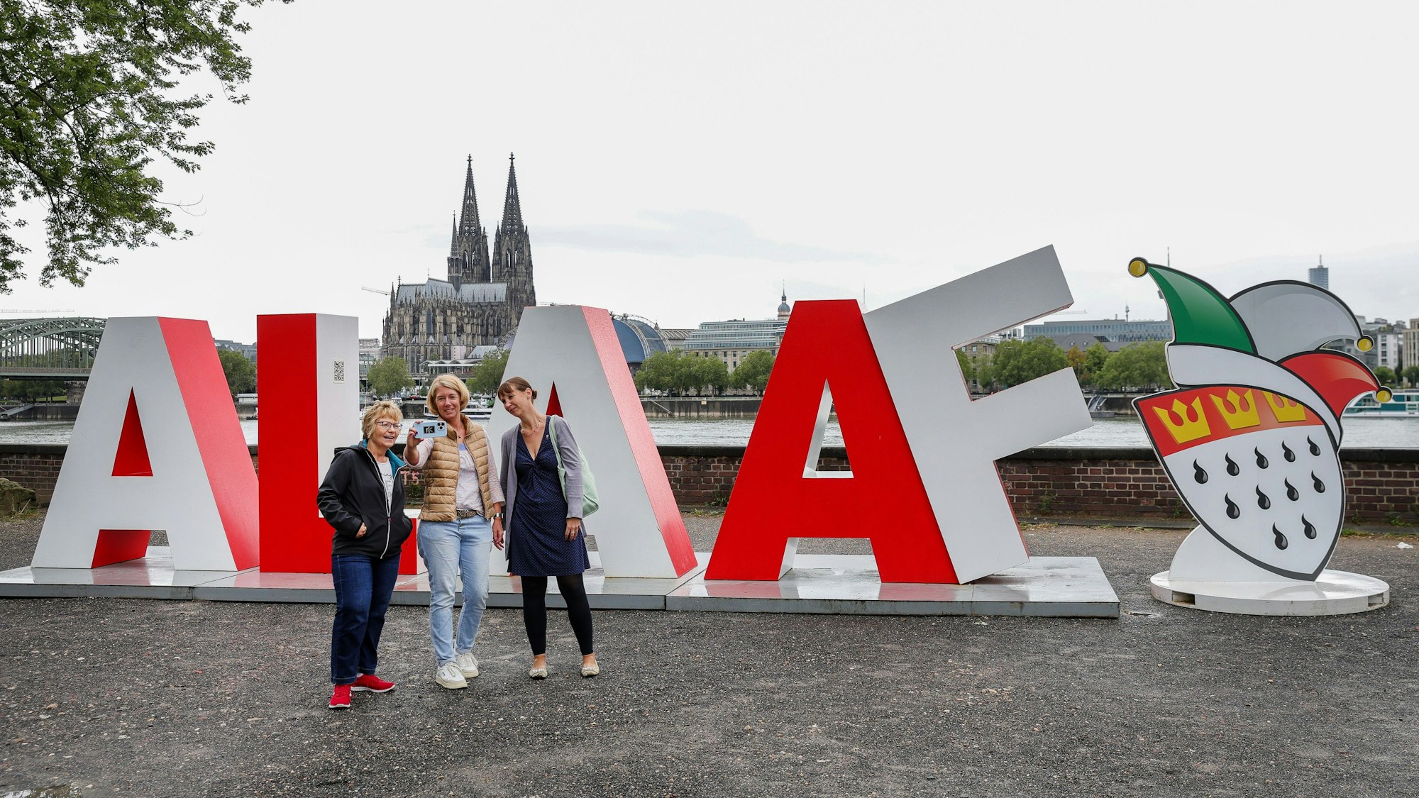 Der vom Festkomitee Kölner Karneval geschaffene Alaaf-Schriftzug steht zurzeit am Kennedy-Ufer vor dem Messeturm.