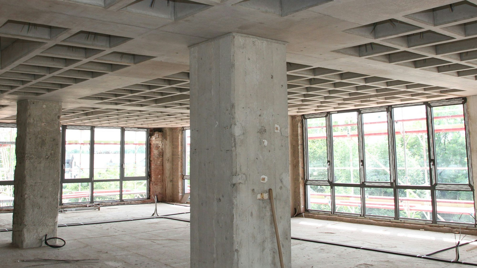 Eine Betondecke in einem großen Raum des Siegburger Turmcenters