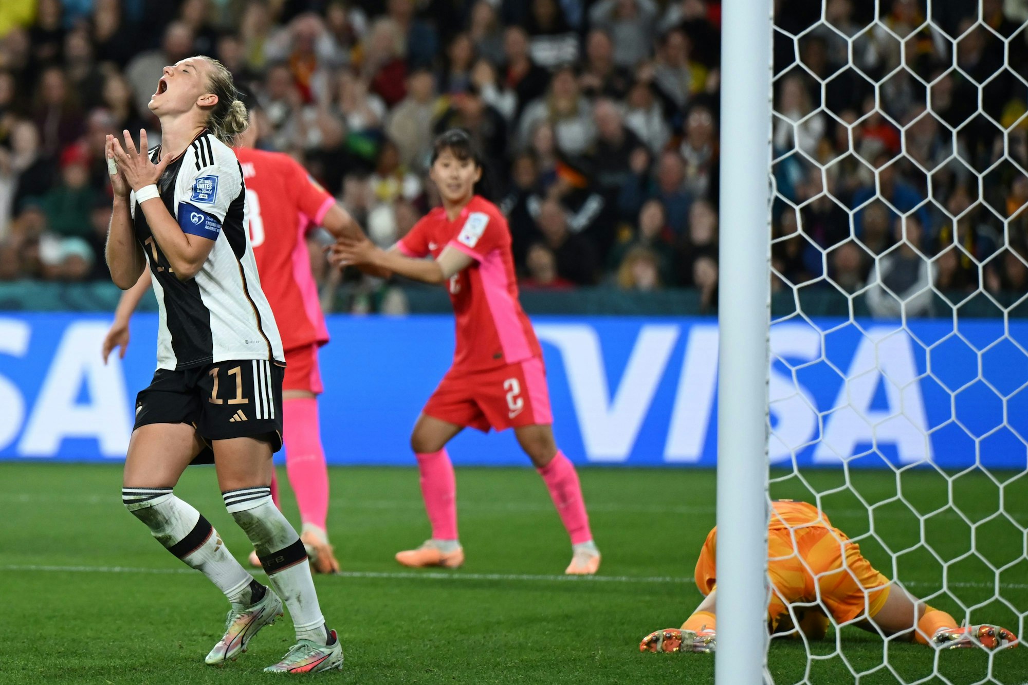 Deutschlands Alexandra Popp reagiert nach einer verpassten Torchance.