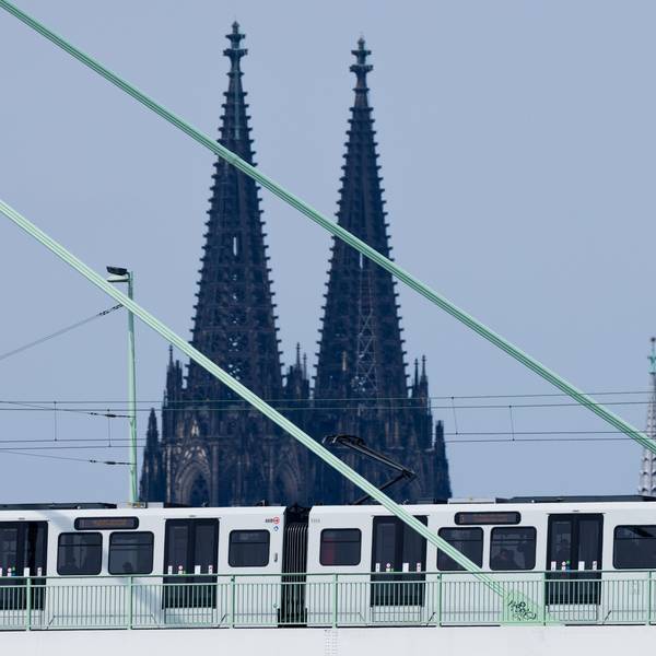 Kvb-Bahn vor Dompanorama