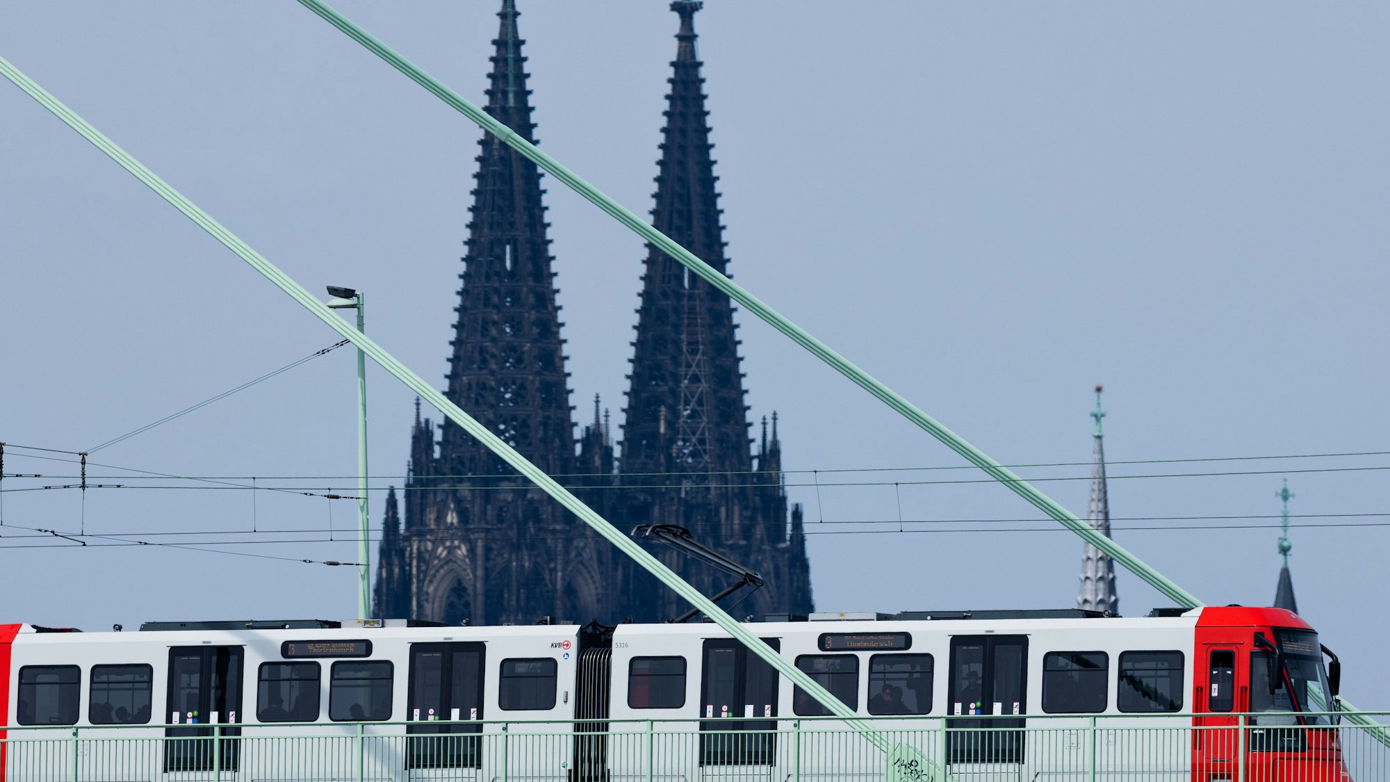 Kvb-Bahn vor Dompanorama