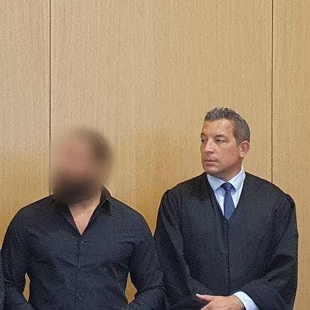 Der Angeklagte hat sein Gesicht verpixelt.