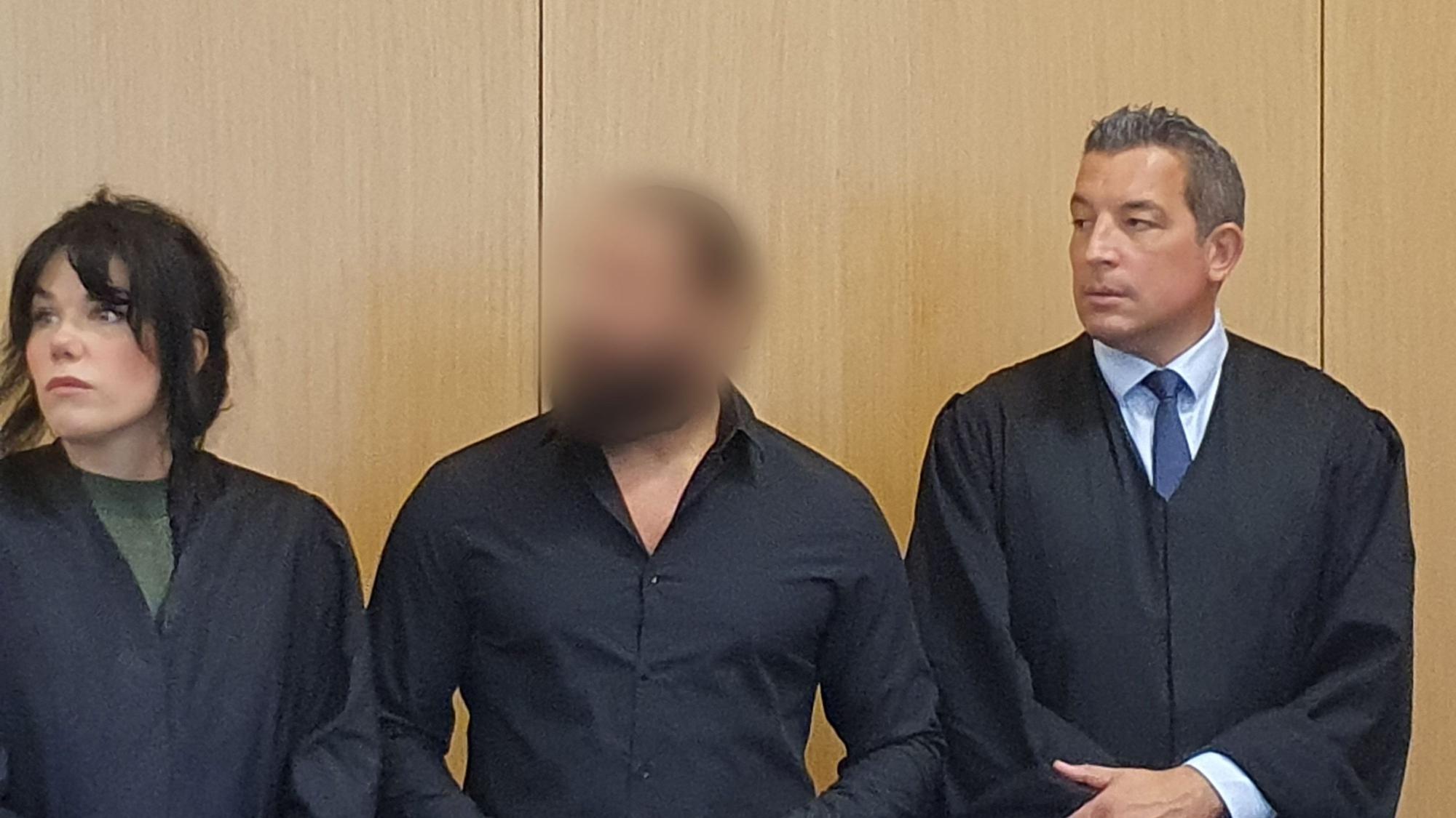 Der Angeklagte hat sein Gesicht verpixelt.