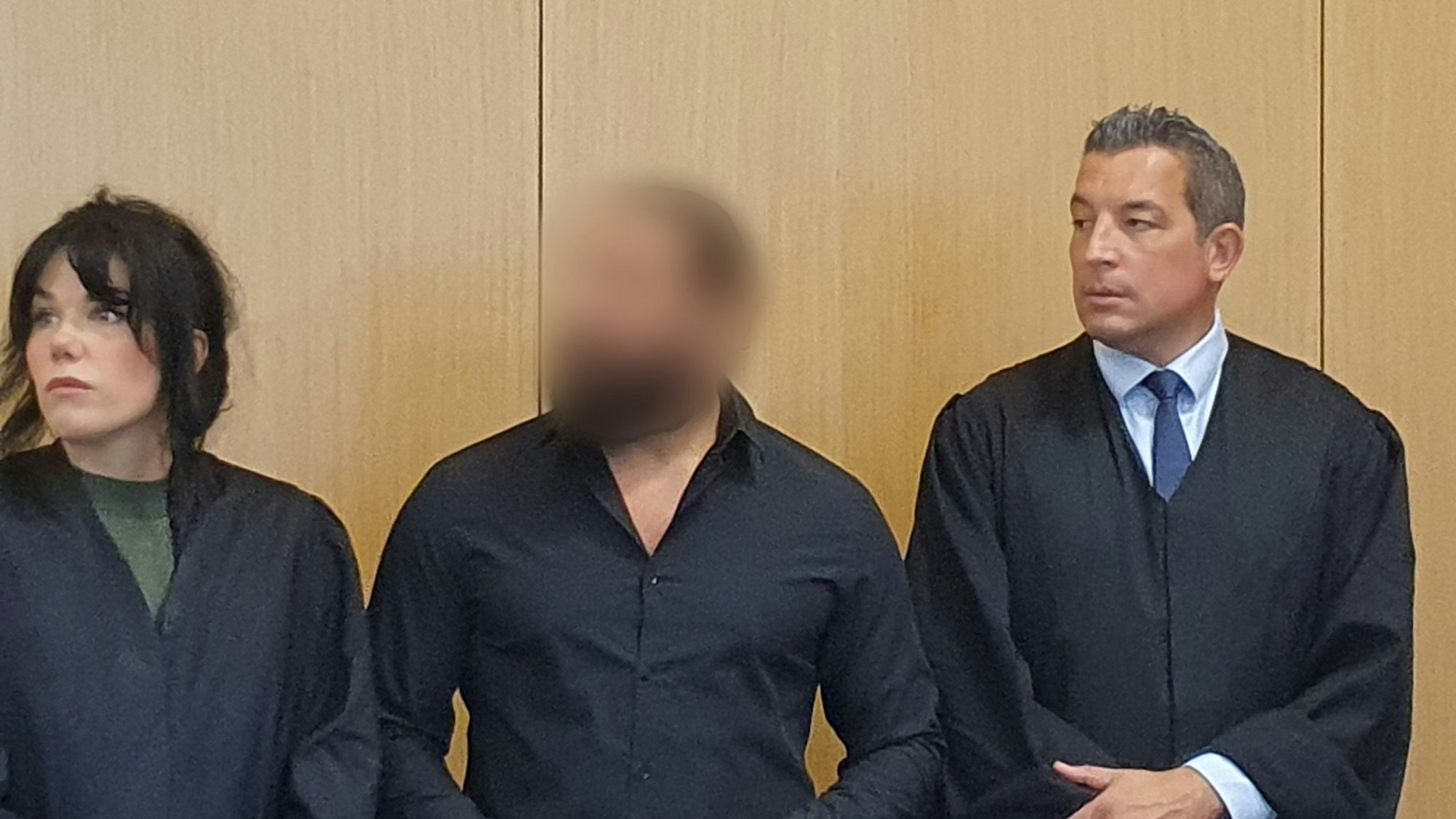 Der Angeklagte hat sein Gesicht verpixelt.