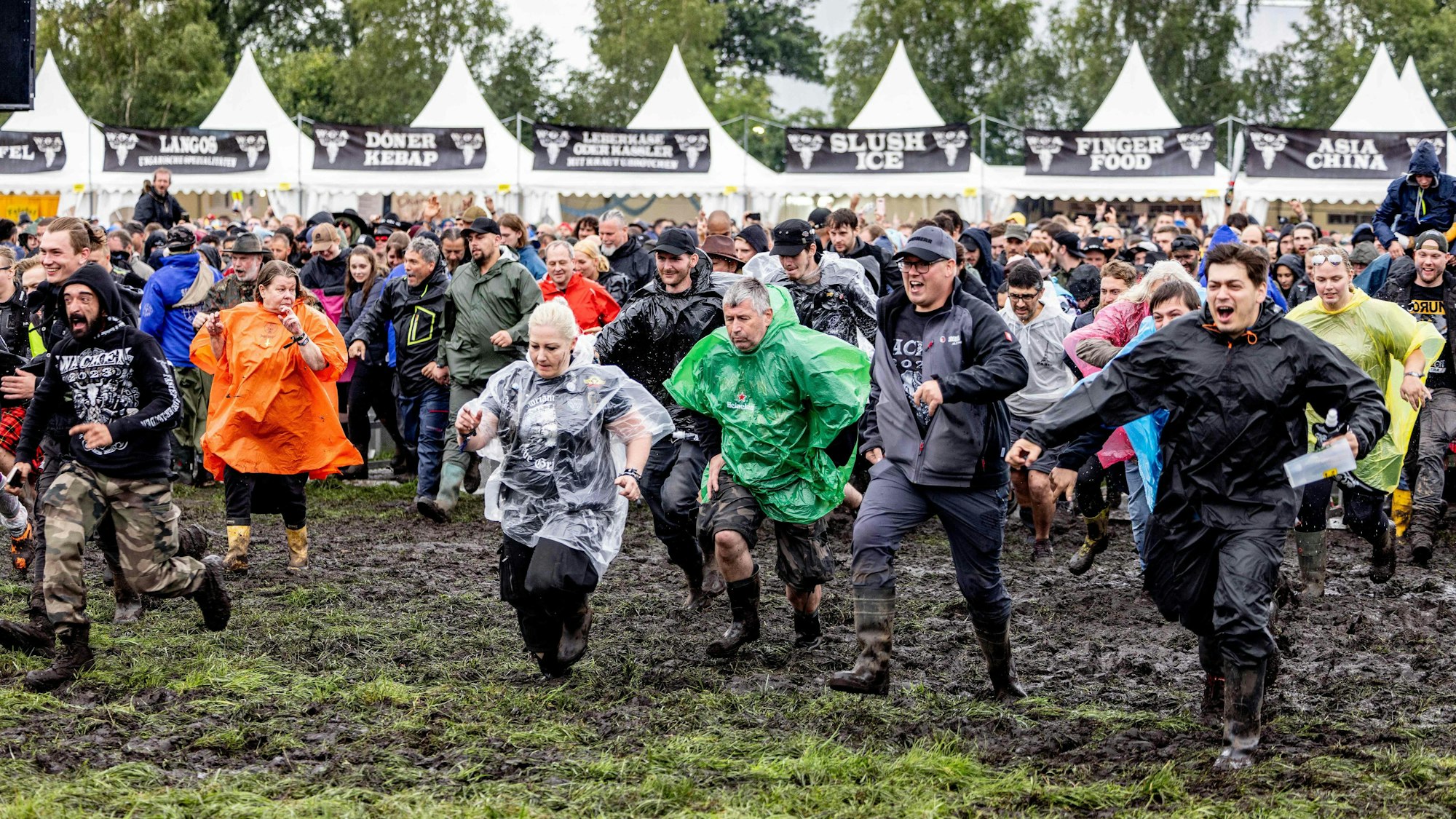 Fans in Wacken stürmen am Mittwoch den Bereich vor der Hauptbühne.