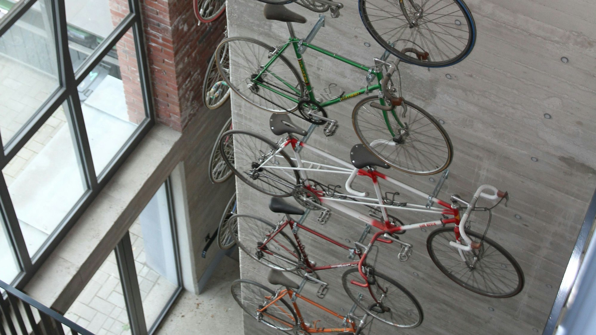 Alte Rennräder hängen als Wanddeko in einem der Treppenhäuder des Turmcenters