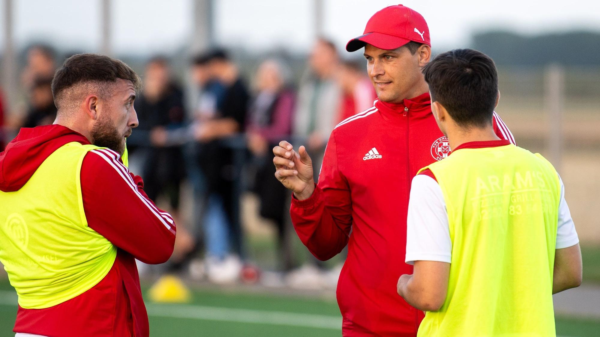 Zülpichs Trainer David Sasse spricht mit Nico Berekoven und Marlon Große