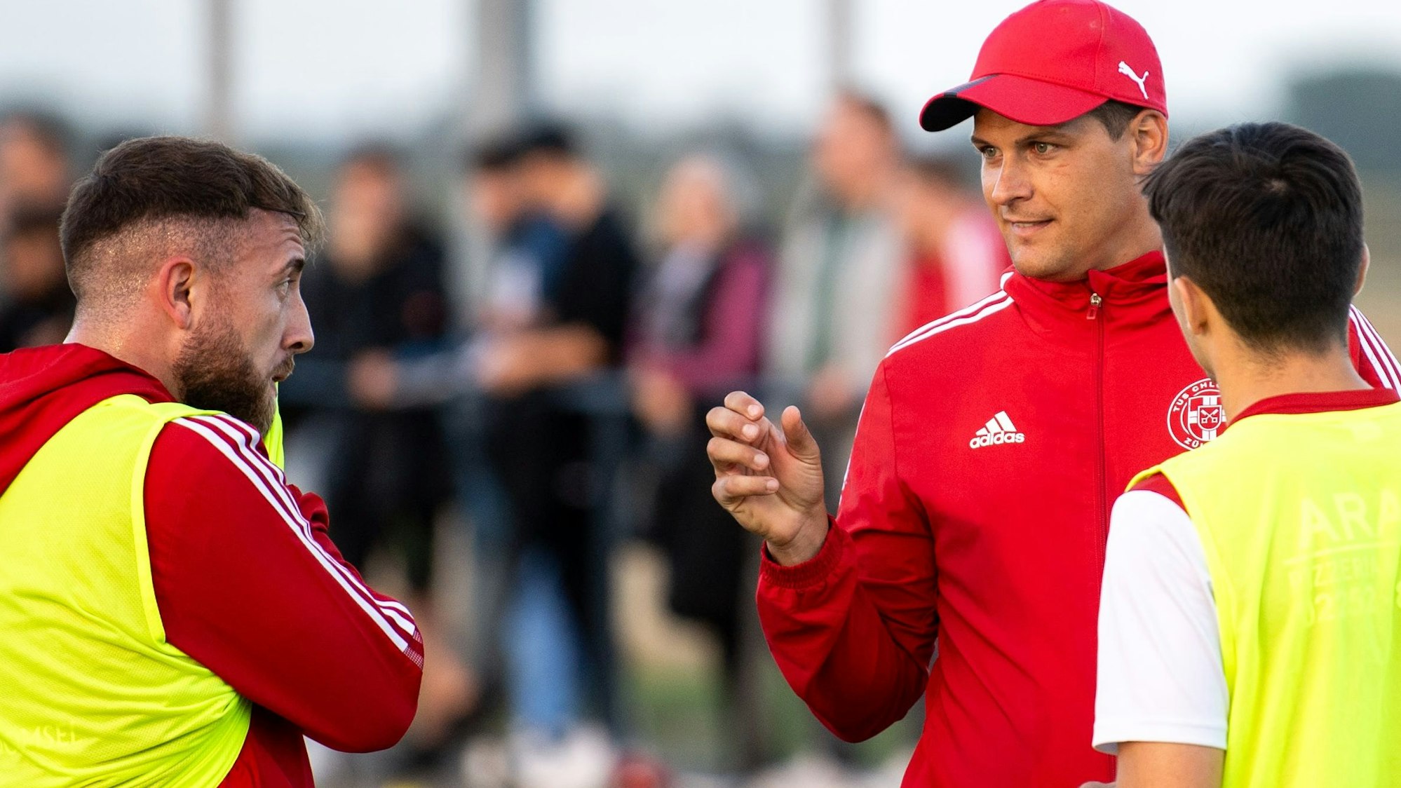 Das Bild zeigt Zülpichs Trainer David Sasse, wie er seine Reservespieler auf das Spiel einstimmt.