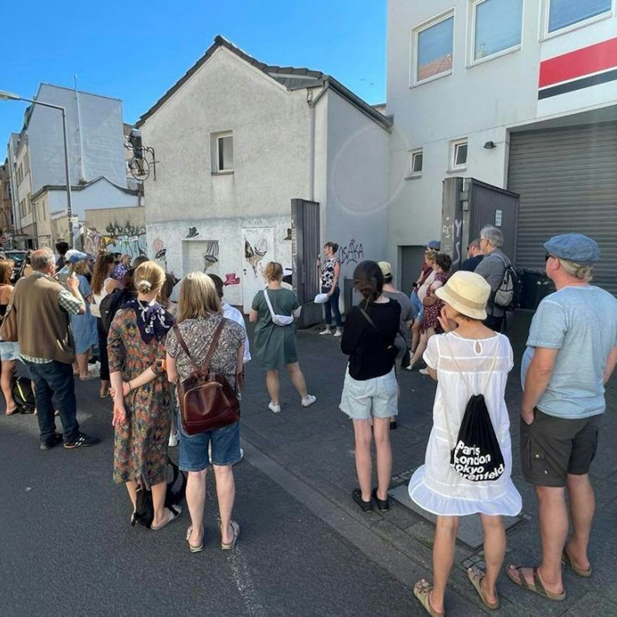 Street-Art-Lesung im Sommer 2022 in Köln-Ehrenfeld.