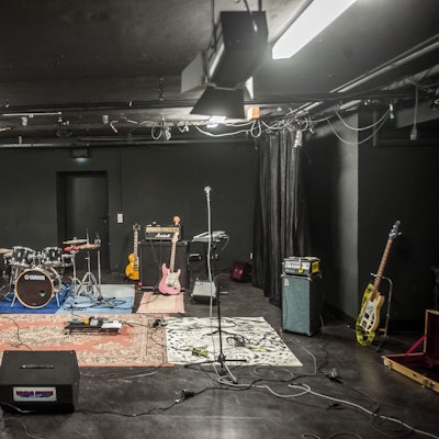 Aufbau auf der Bühne des  Junge Theater Leverkusen. Foto: Ralf Krieger