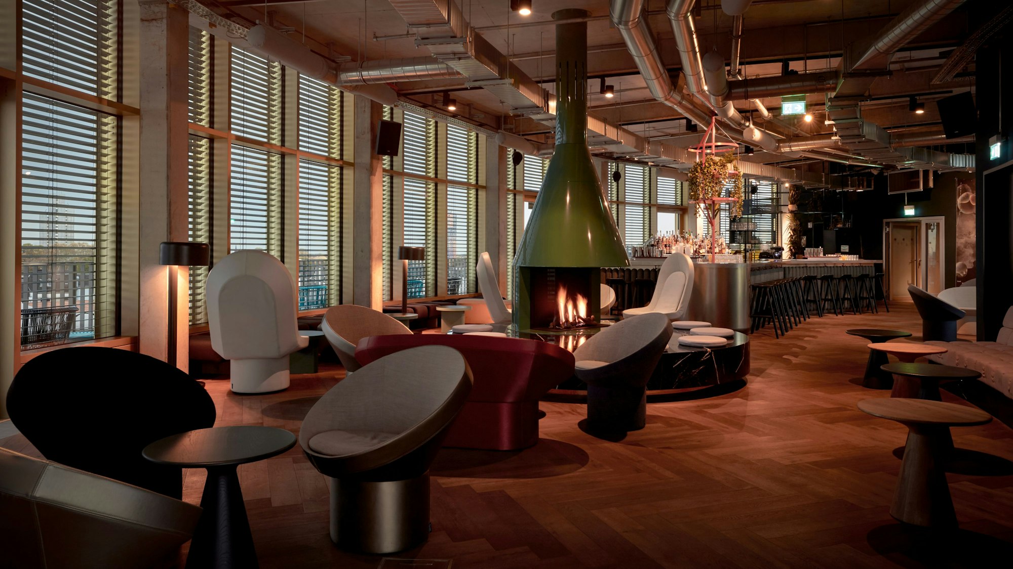 Blick in die Monkey Bar mit Lounge-Sesseln und Kamin im Hintergrund..