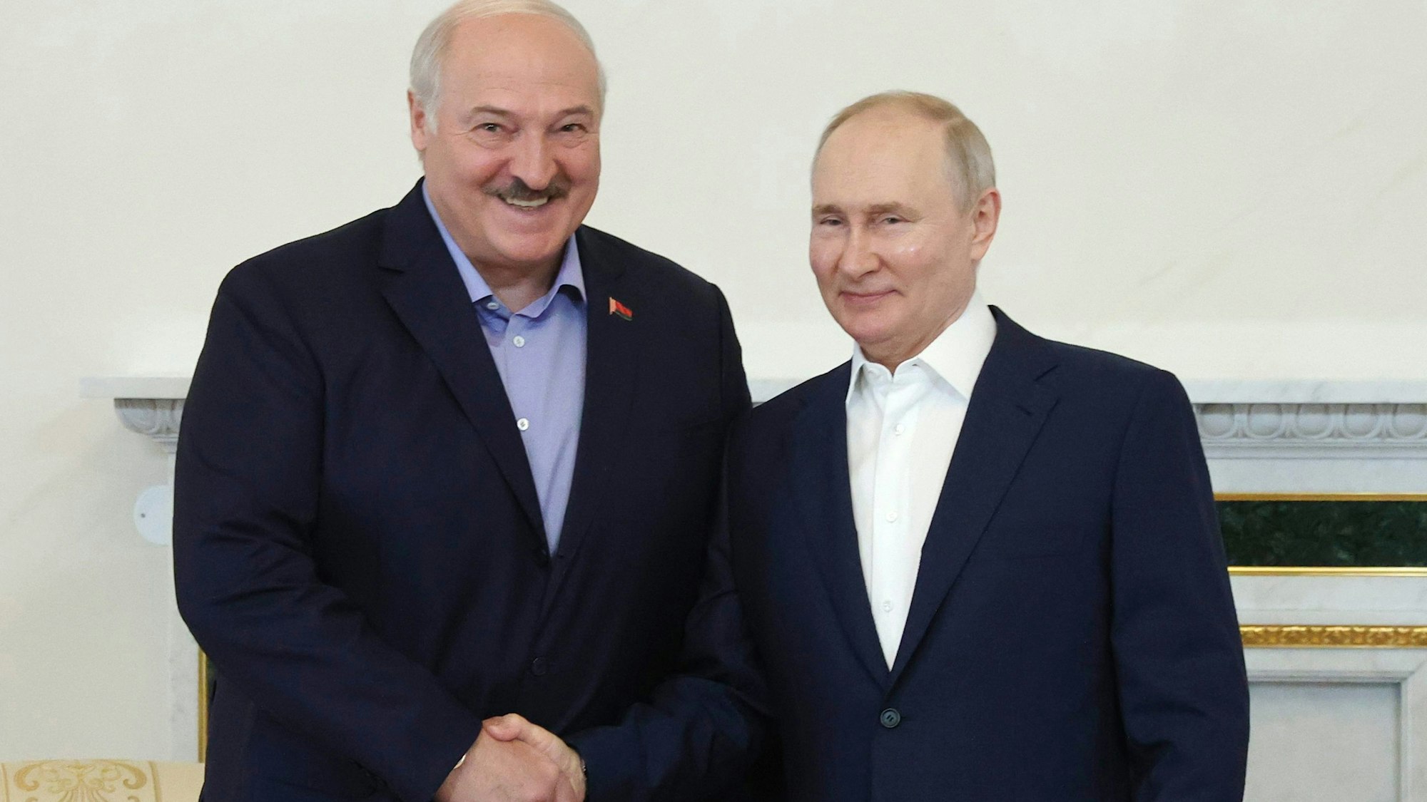 Wladimir Putin (r.), Präsident von Russland, und Alexander Lukaschenko, Diktator von Belarus geben sich bei ihrem Treffen die Hand – beide hatten zuletzt Provokationen in Richtung Polen verlautbaren lassen. (Archivbild)