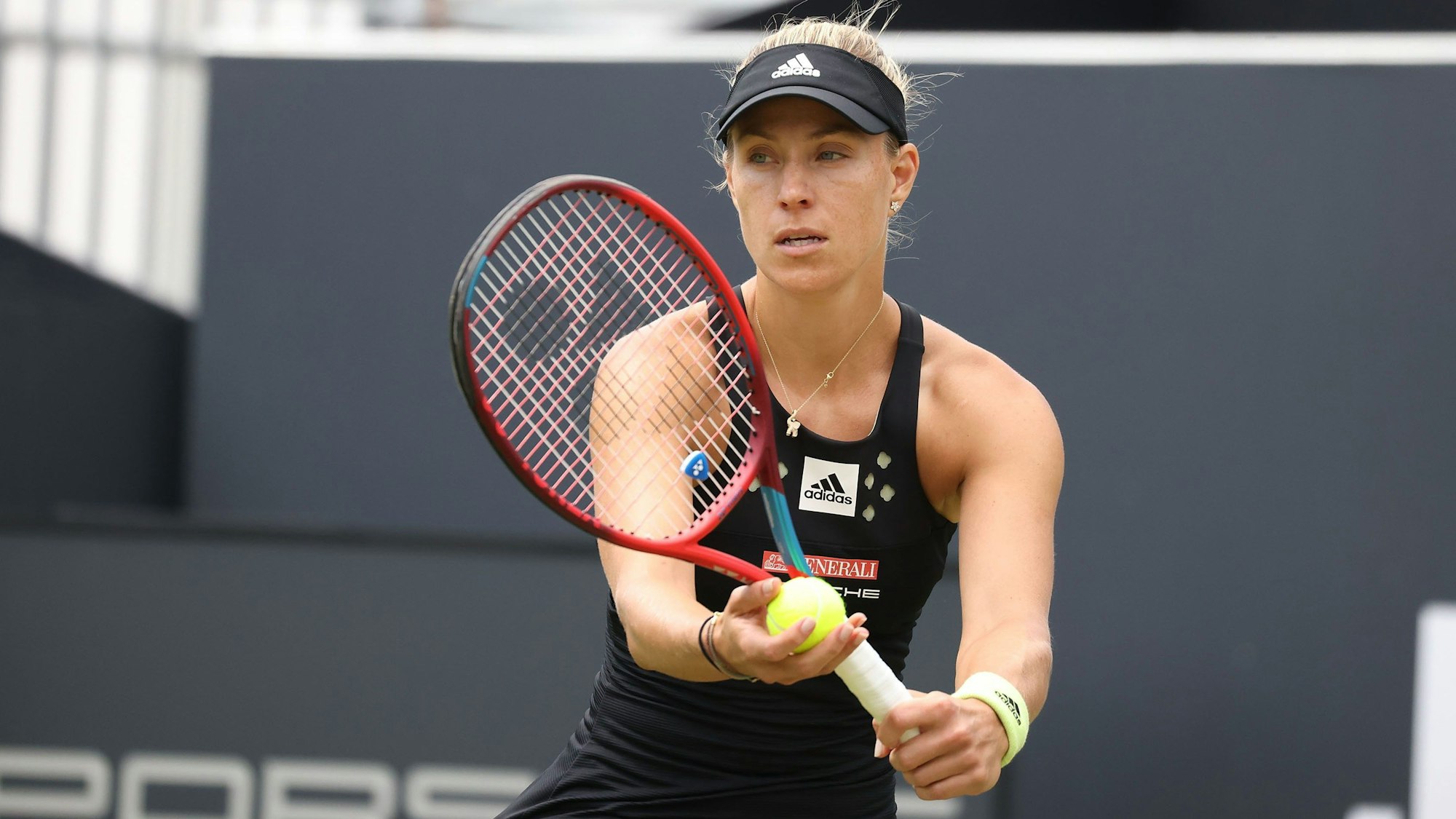 Angelique Kerber bereitet sich auf einen Aufschlag vor.