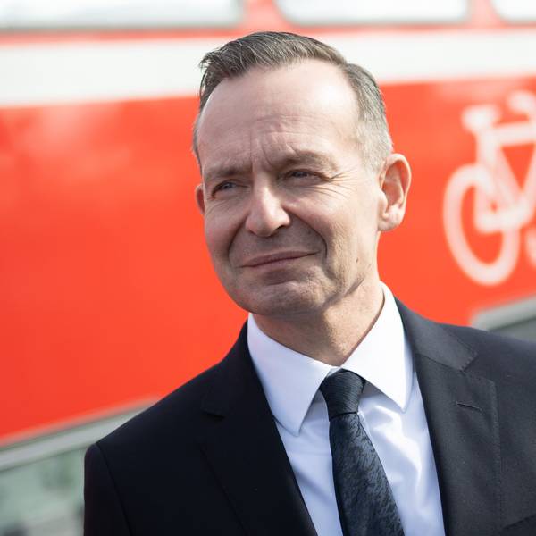 ARCHIV - 09.03.2023, Hessen, Lampertheim: Volker Wissing (FDP), Bundesminister für Verkehr und Digitales, steht während einer Besichtigung der Bahnstrecke Mannheim-Frankfurt am Bahnhof Lampertheim neben dem Fahrradabteil eines Regional-Expresses. Wissing erwartet Ende 2024 einen ersten großen Schritt für mehr Pünktlichkeit bei der Bahn. (Zu dpa "Wissing erwartet Ende 2024 großen Schritt für pünktlichere Züge") Foto: Sebastian Gollnow/dpa +++ dpa-Bildfunk +++