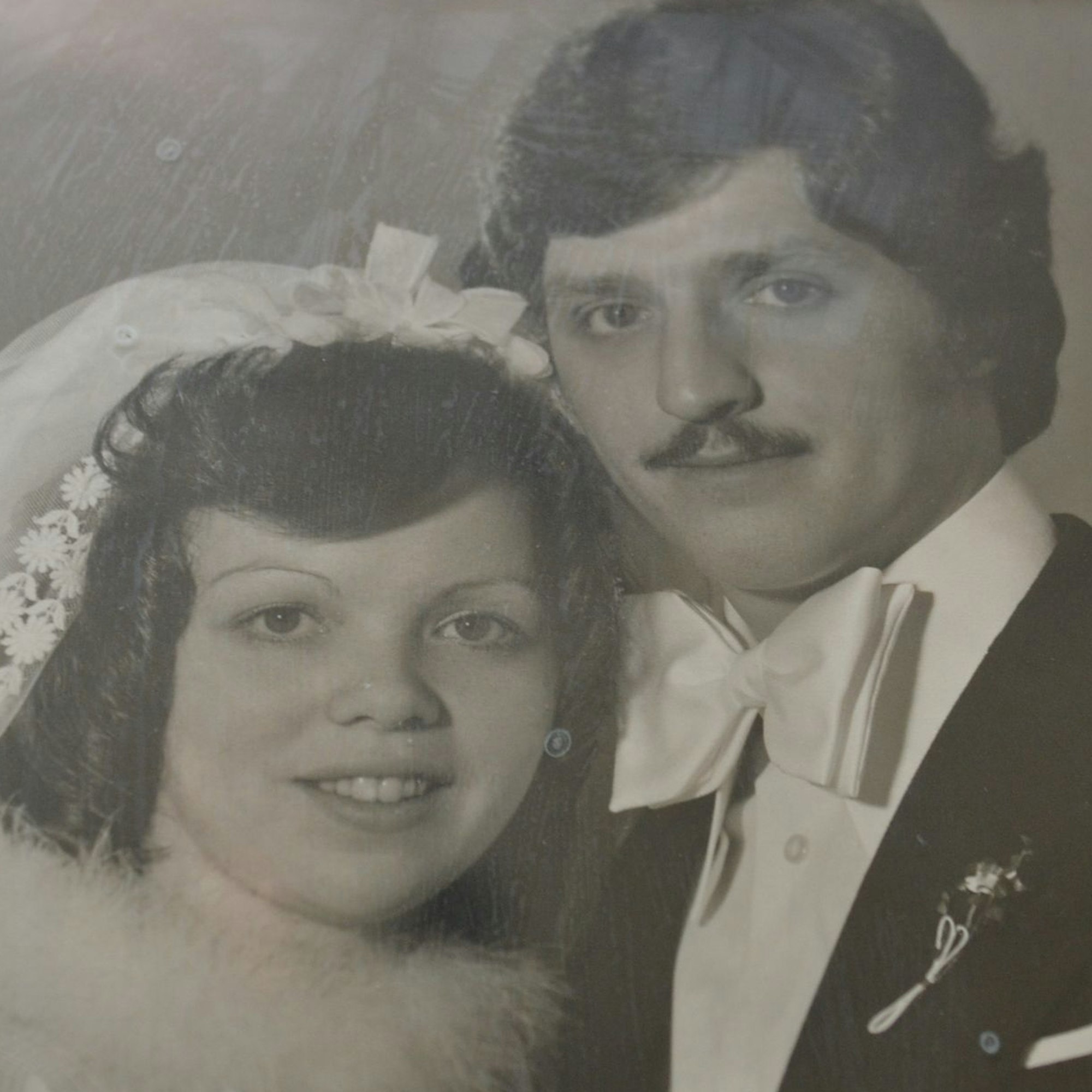 Auf einem Schwarz-weiß Foto sind die Eheleute Hildegard und Rudolf Keul abgebildet. Sie tragen Hochzeitskleidung.