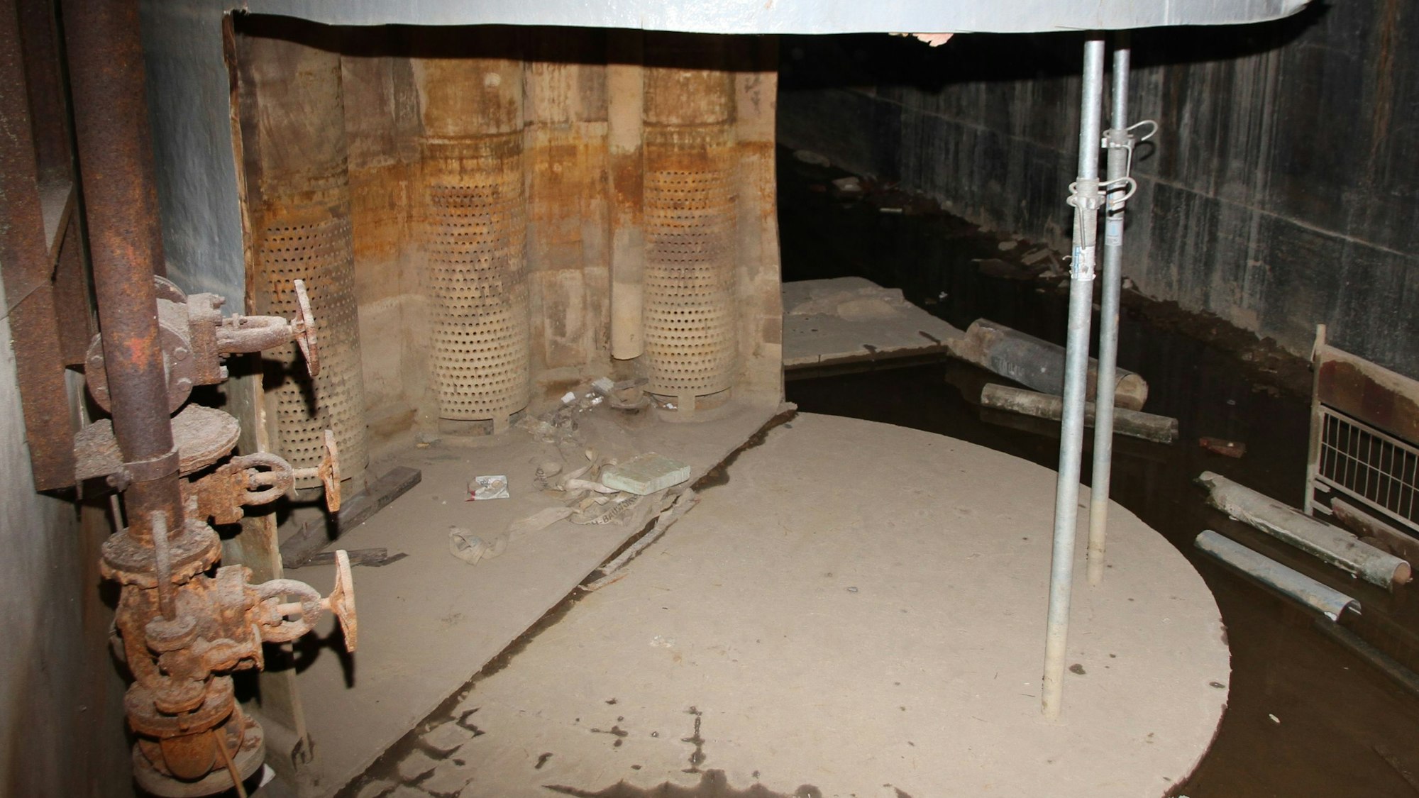 Im Keller des Turmcenters stehen die verrosteten Reste eines alten Laugentanks