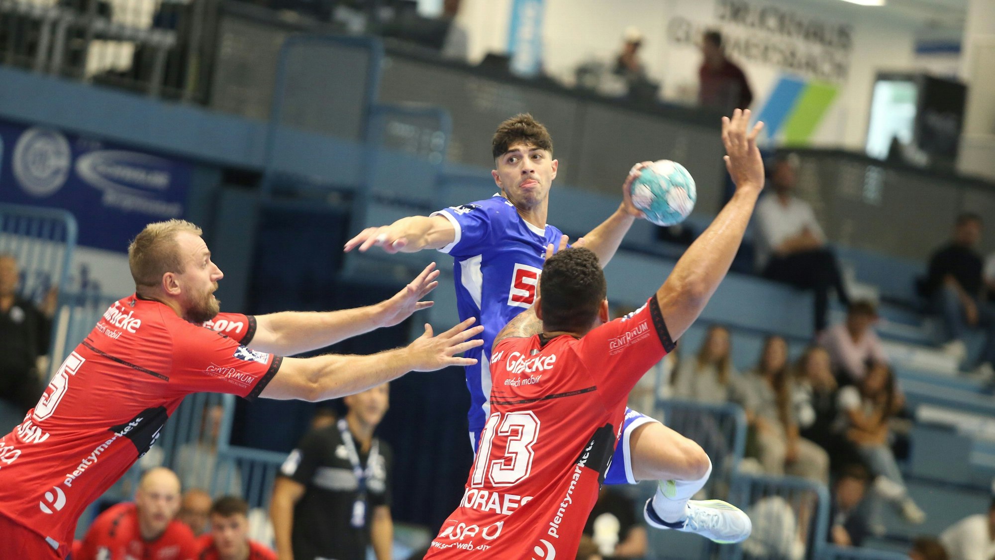 Ein Handballer in einer Spielsituation beim Torschuss.