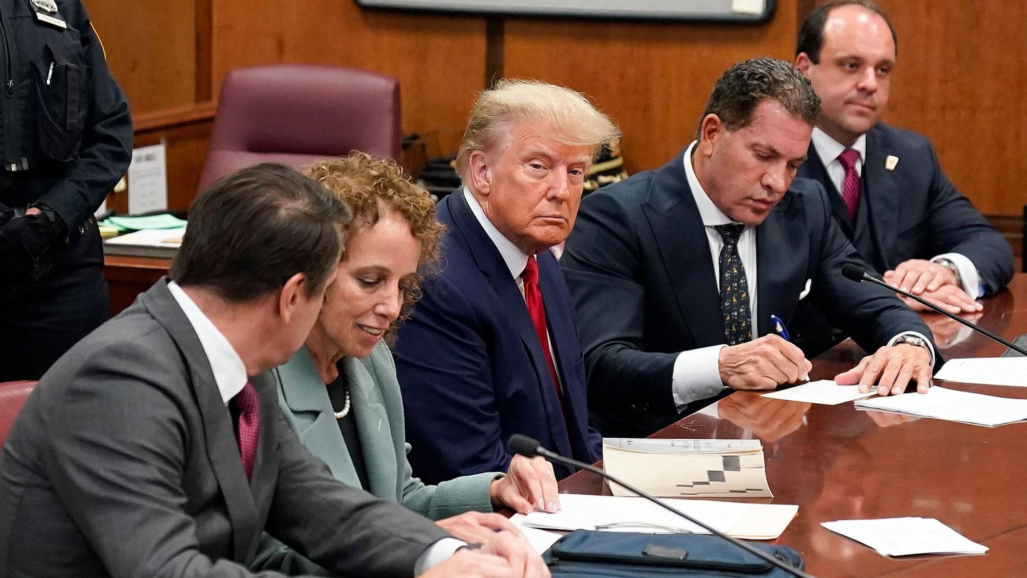 Bereits Anfang April musste der ehemalige US-Präsident Donald Trump in New York vor Gericht erscheinen. Der Republikaner ist dort wegen einer Schweigegeldzahlung an die Pornodarstellerin Stormy Daniels angeklagt. (Archivbild)