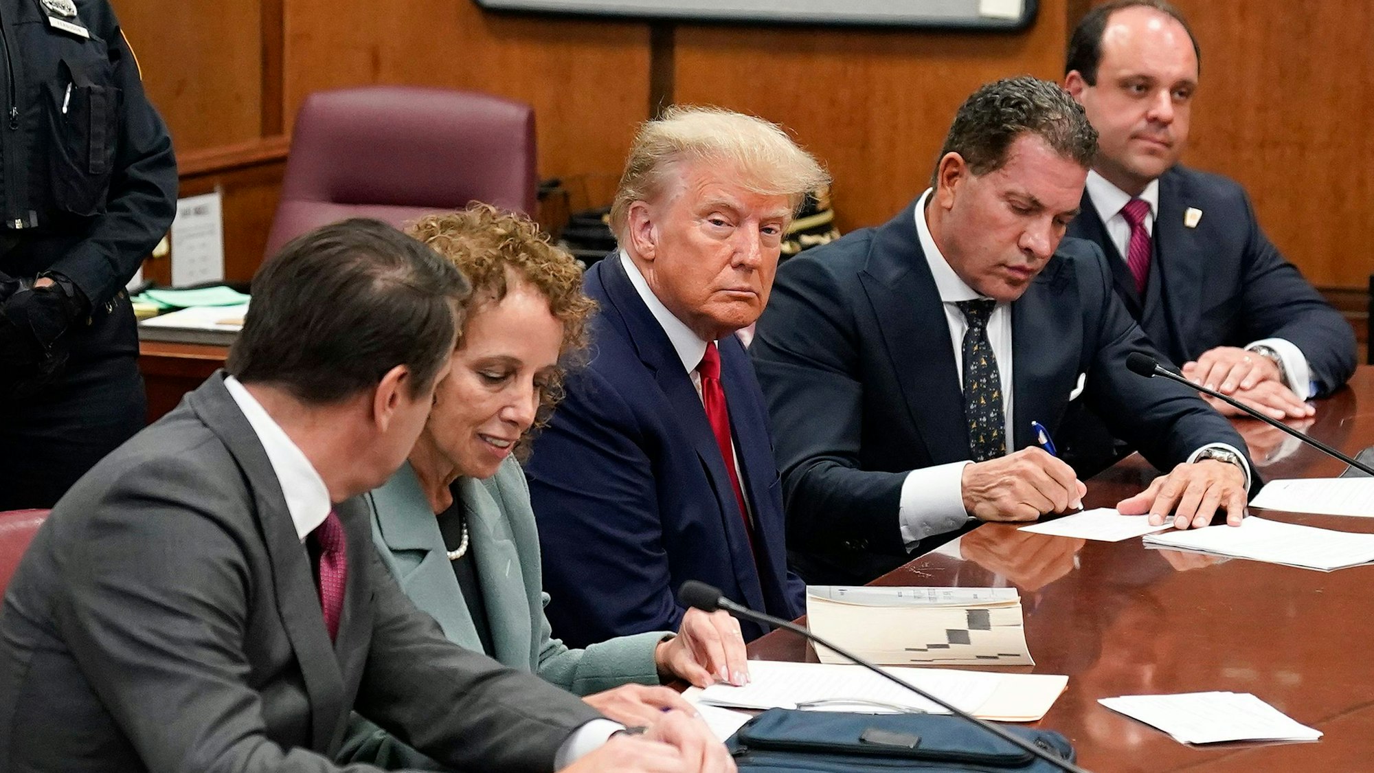 Bereits Anfang April musste der ehemalige US-Präsident Donald Trump in New York vor Gericht erscheinen. Der Republikaner ist dort wegen einer Schweigegeldzahlung an die Pornodarstellerin Stormy Daniels angeklagt. (Archivbild)