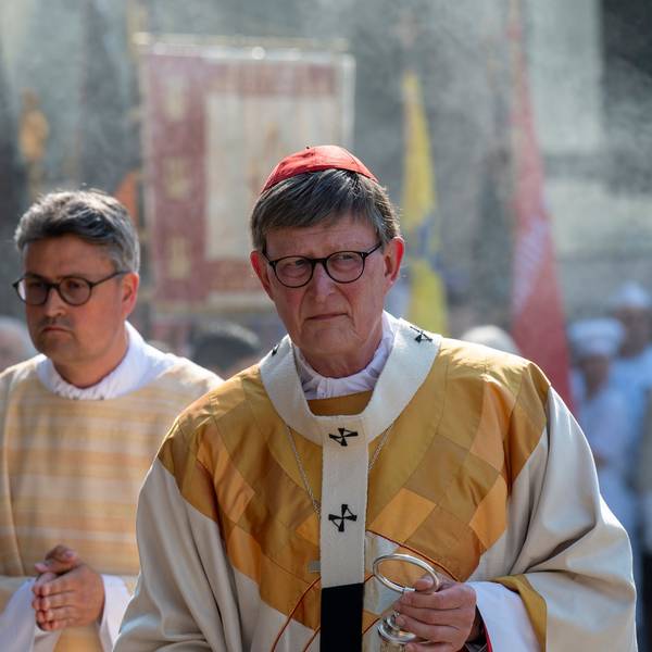 Kardinal Rainer Maria Woelki feiert den Fronleichnamsgottesdienst auf dem Roncalliplatz.