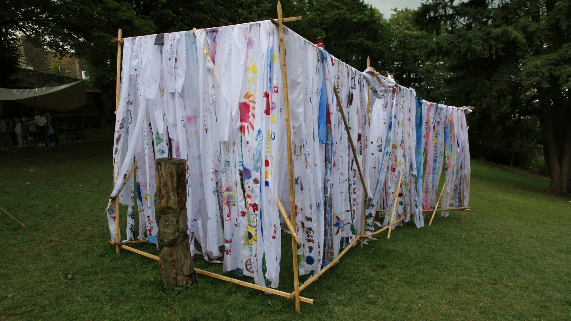 Am Michaelsberg steht ein Gestell aus Holzstangen und Stoffstreifen
