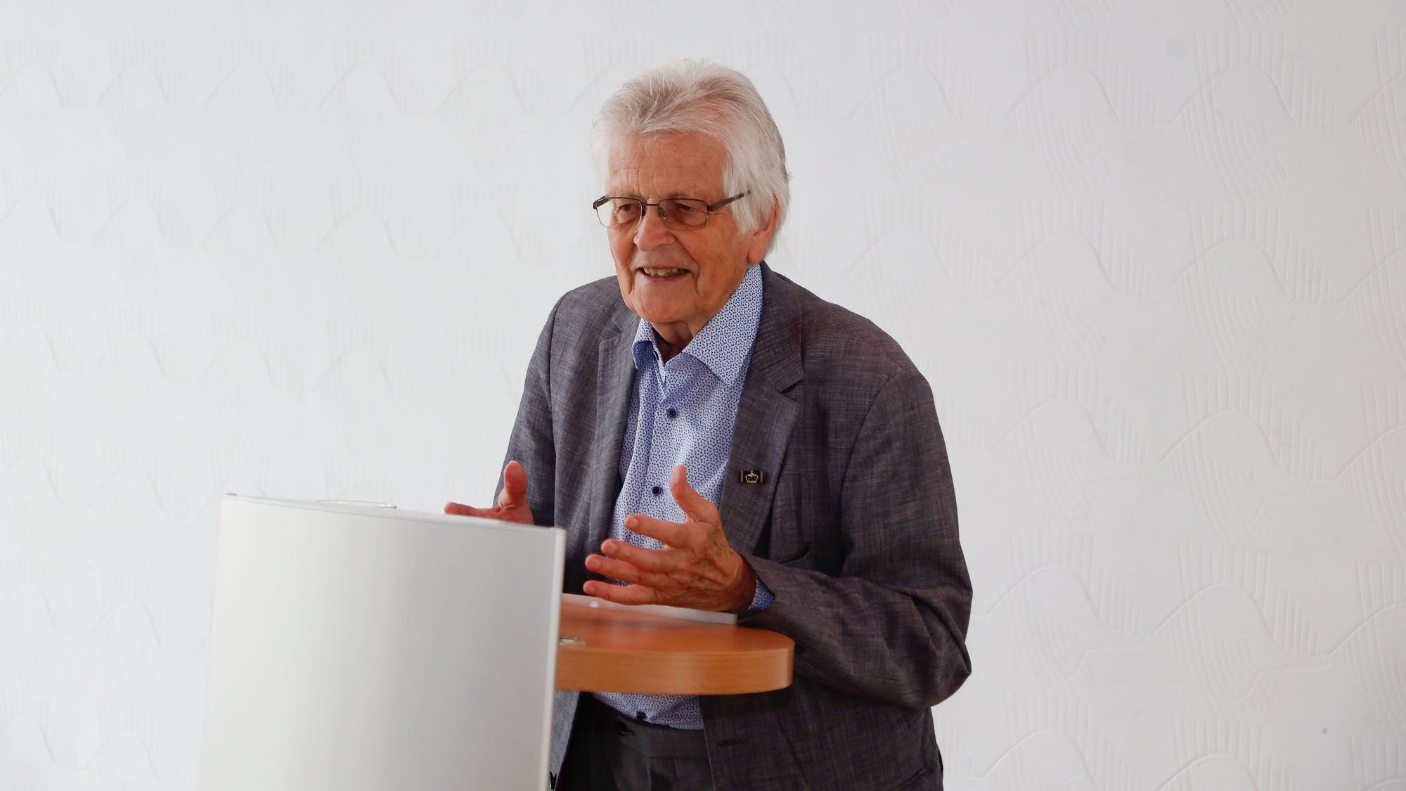 Das Bild zeigt Peter Busman im Muschelsaal des Hisorischen Rathauses.