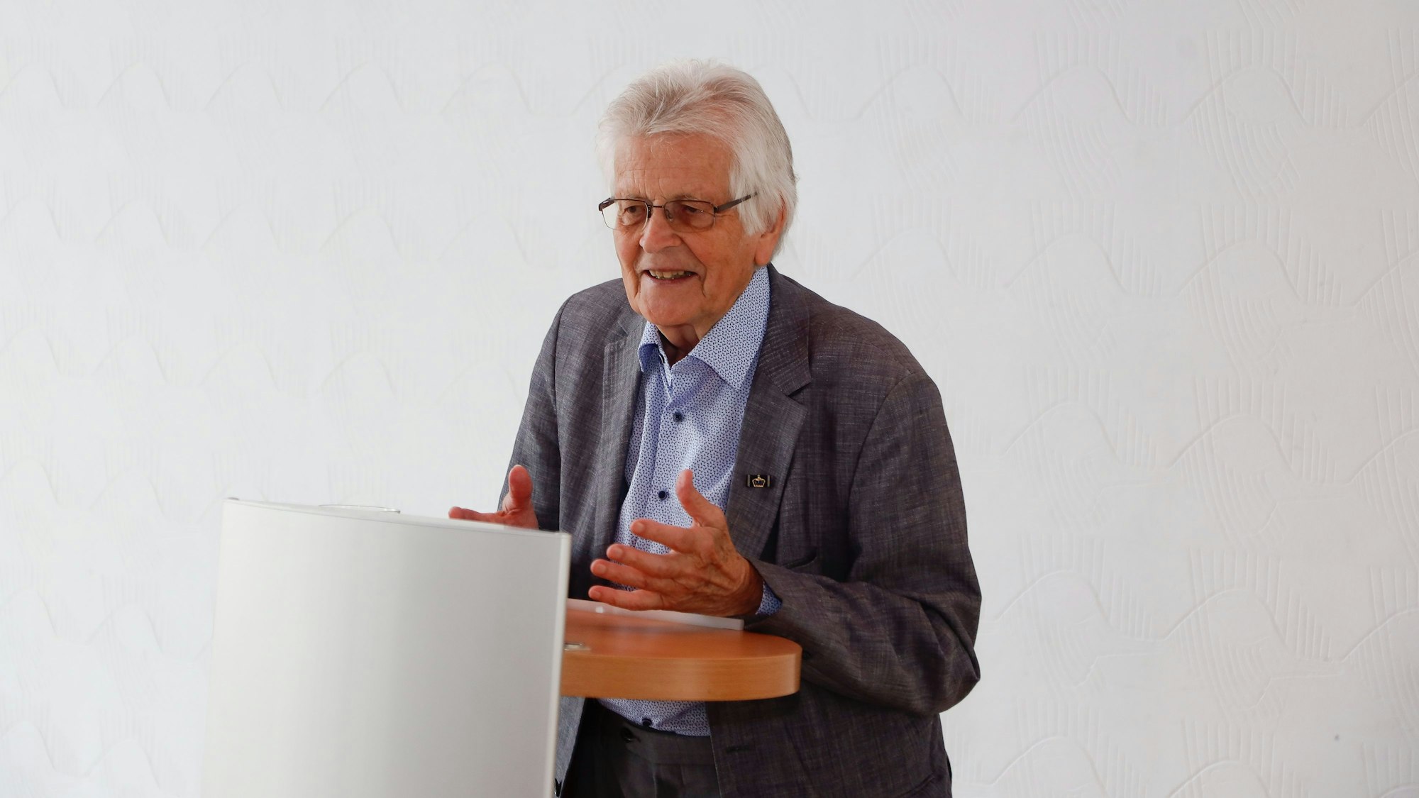 Das Bild zeigt Peter Busman im Muschelsaal des Hisorischen Rathauses.