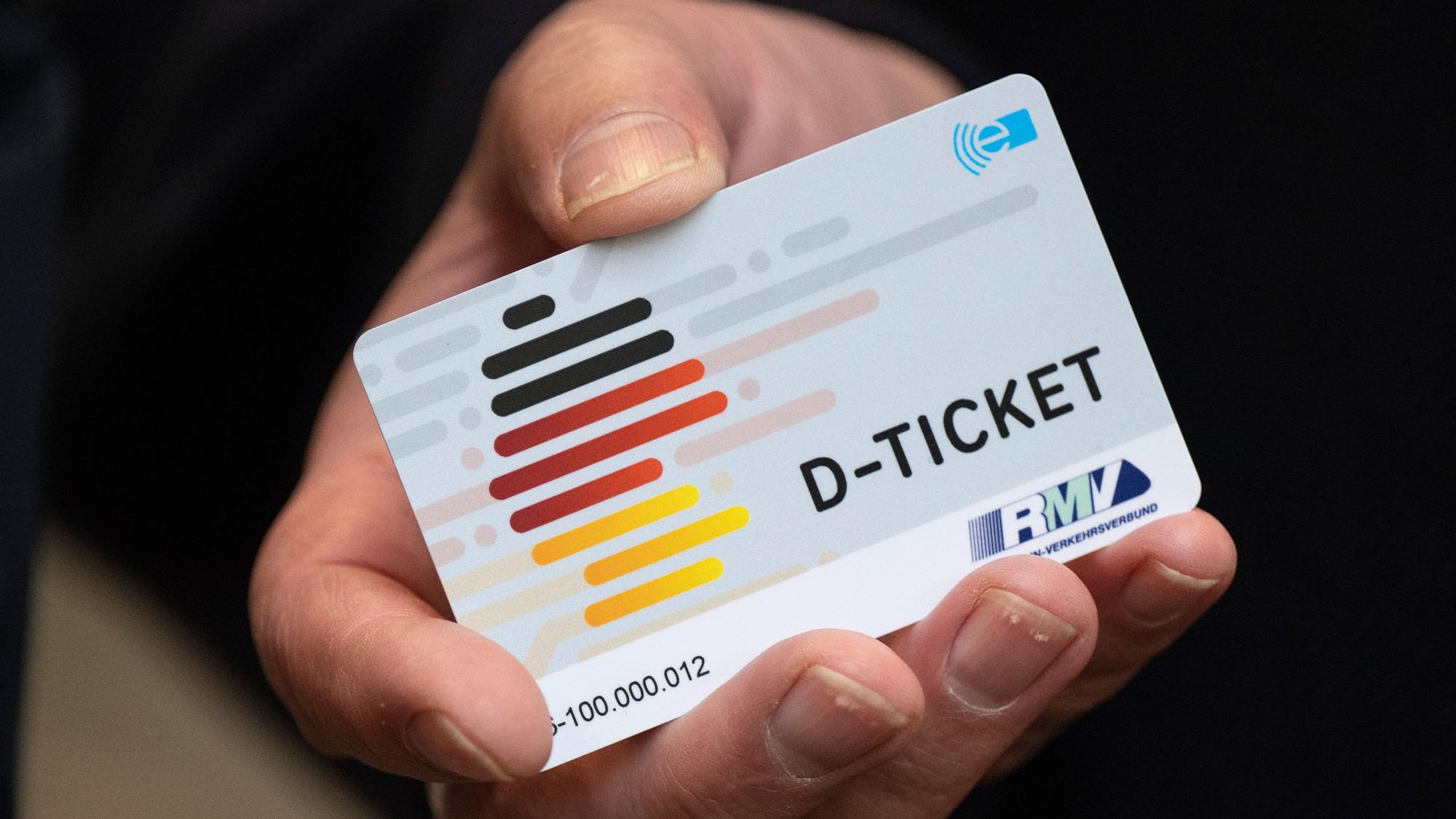 Das Bild zeigt ein Deutschland-Ticket im Scheckkarten-Format.