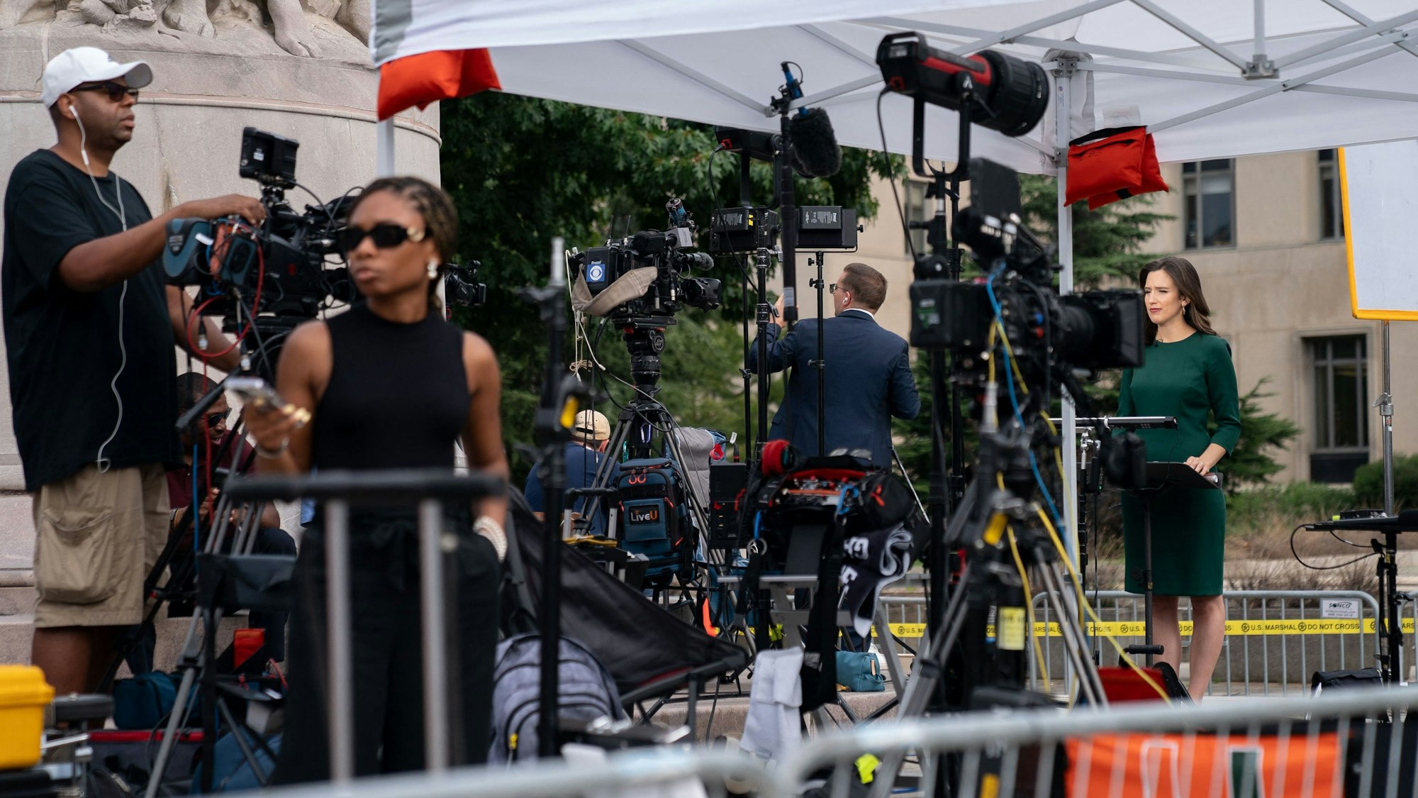 Medienvertreter belagern das Gerichtsgebäude in Washington. Um 22 Uhr mitteleuropäischer Zeit soll der ehemalige US-Präsident Donald Trump vor Gericht erscheinen. Das Interesse der nationalen und internationalen Medien ist riesig.