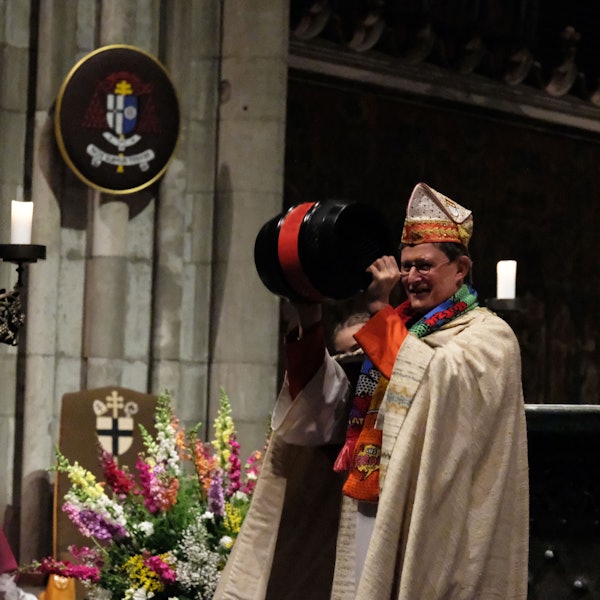 Woelki hält im Dom ein Kölschfass hoch.