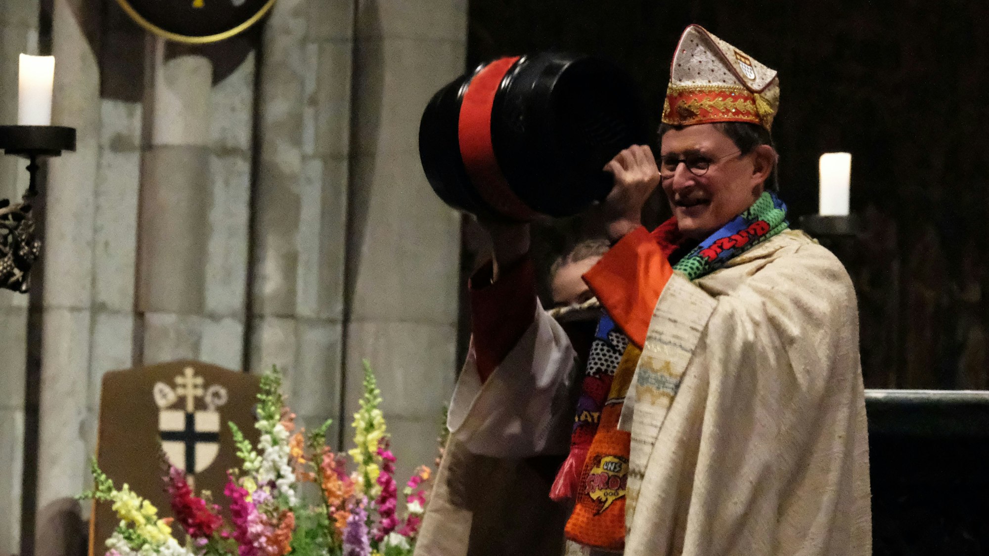 Woelki hält im Dom ein Kölschfass hoch.