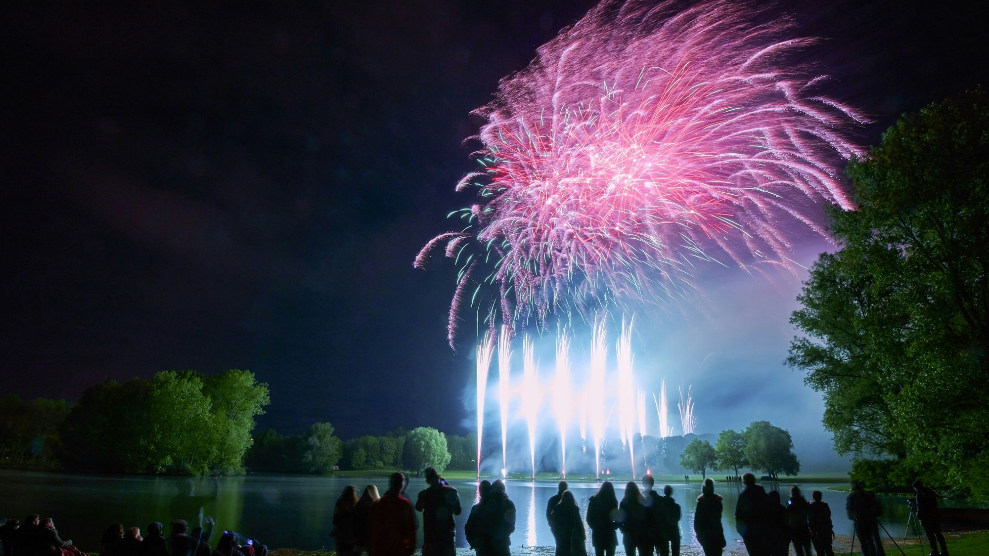 Ein Feuerwerk ist im Bonner Rheinaue beim Fest "Rhein in Flammen" zu sehen.