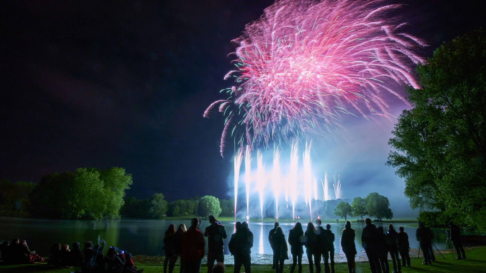 Vom 3. bis 5. Mai gibt es Programm und Feuerwerk entlang des Rheins von Bonn bis Bad Hönningen. (Archivbild)